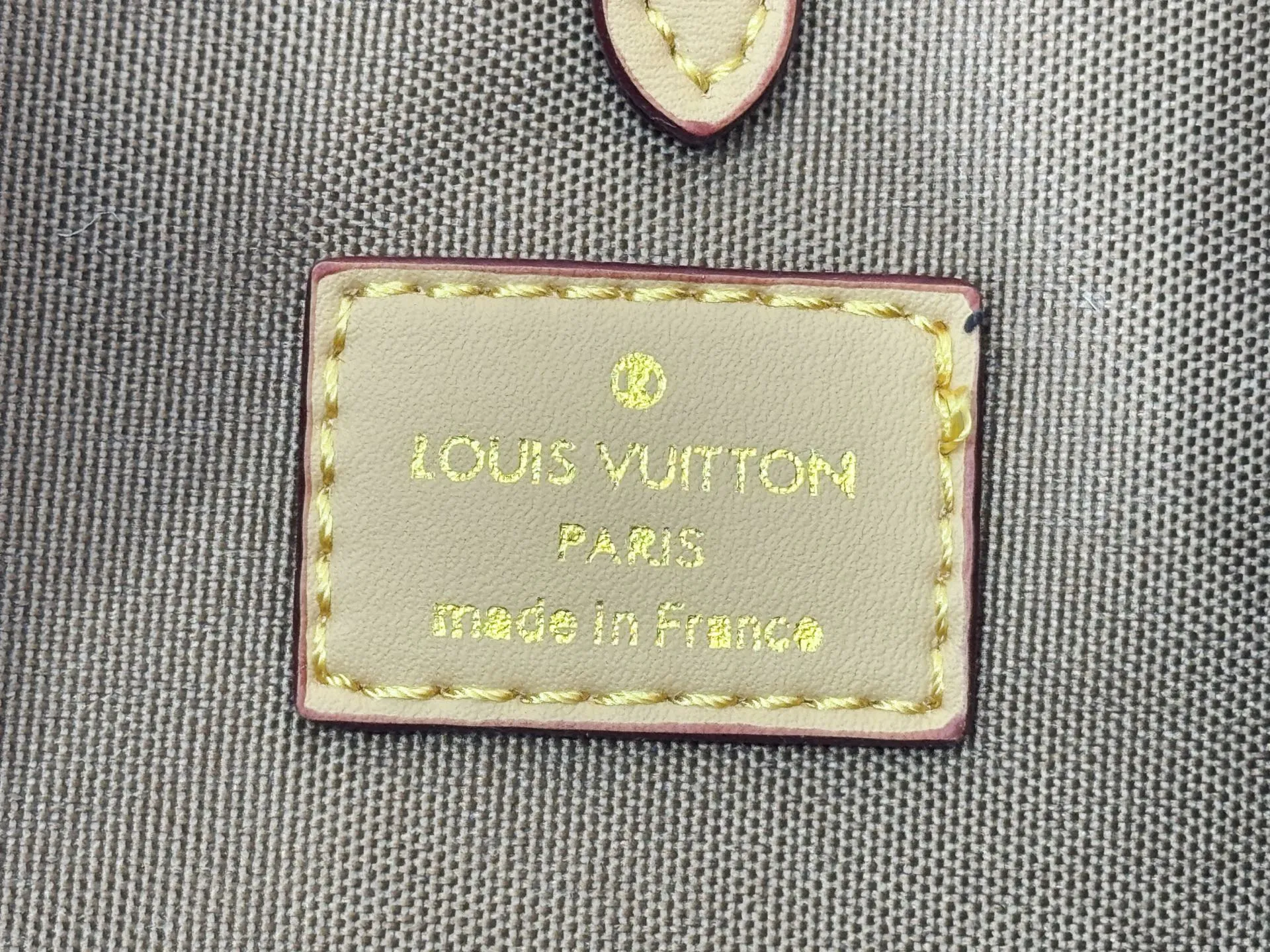 P220 upgraded original M26216 M26530 This Bucket handbag is made of exquisite Monogram embossed sheep leather, adding a new softness to the Coussin series. The LV padlock and detachable Coussin chain release the shiny metallic shine, and the practical drawstring design is both fashionable and stylish, providing a variety of carrying options for the bag. Dimensions: 20 x 20 x 10 (cm) ((length x height x width)