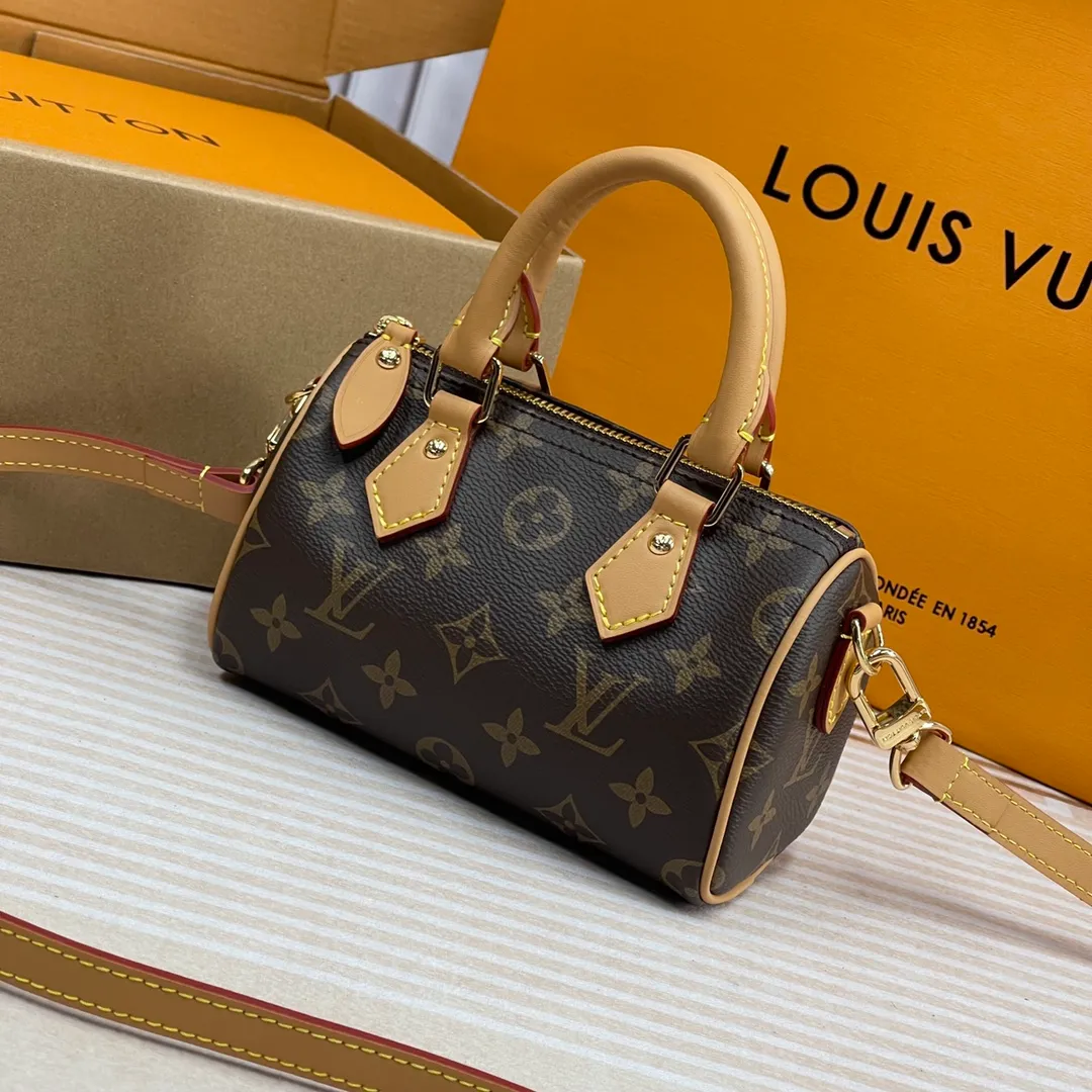 [Upgraded version] P480🐶Upgraded version. High quality. Semi-steel hardware. ❣️M81085🐶 Comes with complete packaging ❣️NANO SPEEDY handbag The Nano Speedy handbag condenses the Louis Vuitton classic Speedy handbag configuration, with an exquisite design made of Monogram canvas, with distressed cow leather details and metal parts. The handles and removable and adjustable shoulder strap allow for a variety of styling possibilities. Dimensions: 16 x 10 x 7.5 cm