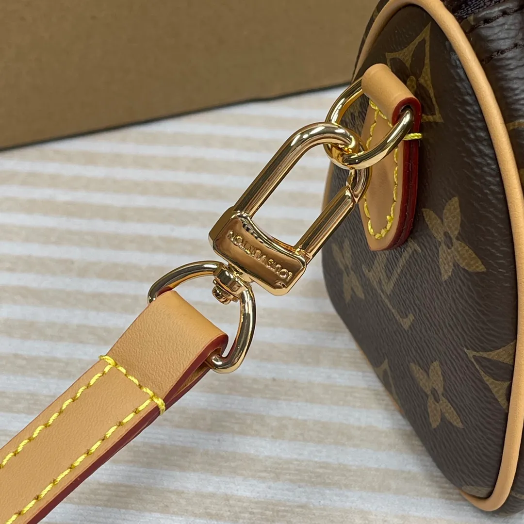 [Upgraded version] P480🐶Upgraded version. High quality. Semi-steel hardware. ❣️M81085🐶 Comes with complete packaging ❣️NANO SPEEDY handbag The Nano Speedy handbag condenses the Louis Vuitton classic Speedy handbag configuration, with an exquisite design made of Monogram canvas, with distressed cow leather details and metal parts. The handles and removable and adjustable shoulder strap allow for a variety of styling possibilities. Dimensions: 16 x 10 x 7.5 cm