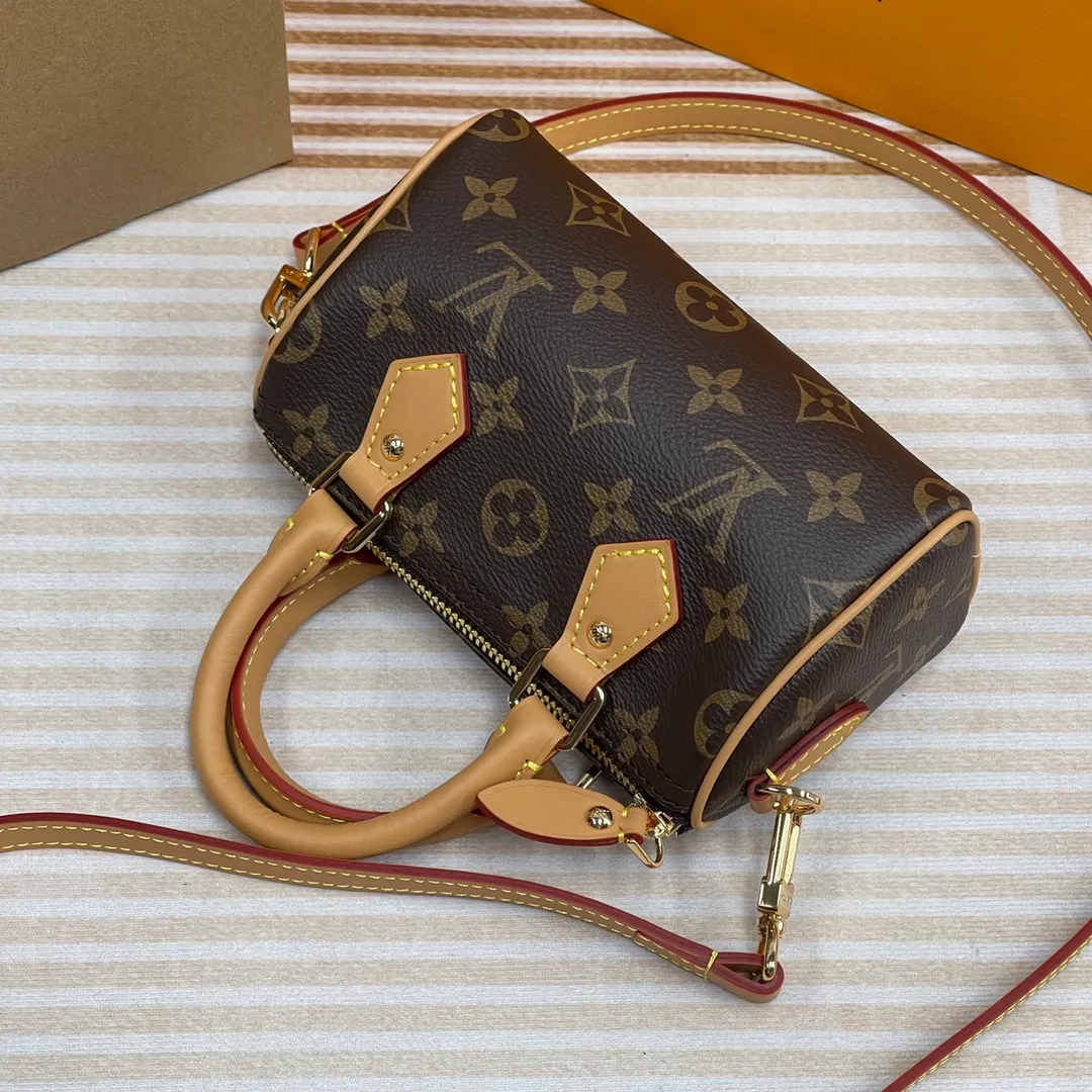 [Upgraded version] P480🐶Upgraded version. High quality. Semi-steel hardware. ❣️M81085🐶 Comes with complete packaging ❣️NANO SPEEDY handbag The Nano Speedy handbag condenses the Louis Vuitton classic Speedy handbag configuration, with an exquisite design made of Monogram canvas, with distressed cow leather details and metal parts. The handles and removable and adjustable shoulder strap allow for a variety of styling possibilities. Dimensions: 16 x 10 x 7.5 cm
