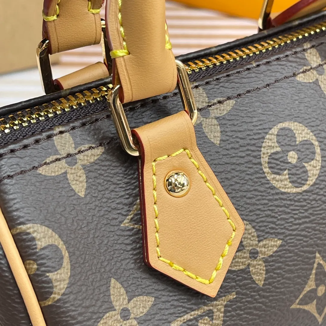 [Upgraded version] P480🐶Upgraded version. High quality. Semi-steel hardware. ❣️M81085🐶 Comes with complete packaging ❣️NANO SPEEDY handbag The Nano Speedy handbag condenses the Louis Vuitton classic Speedy handbag configuration, with an exquisite design made of Monogram canvas, with distressed cow leather details and metal parts. The handles and removable and adjustable shoulder strap allow for a variety of styling possibilities. Dimensions: 16 x 10 x 7.5 cm