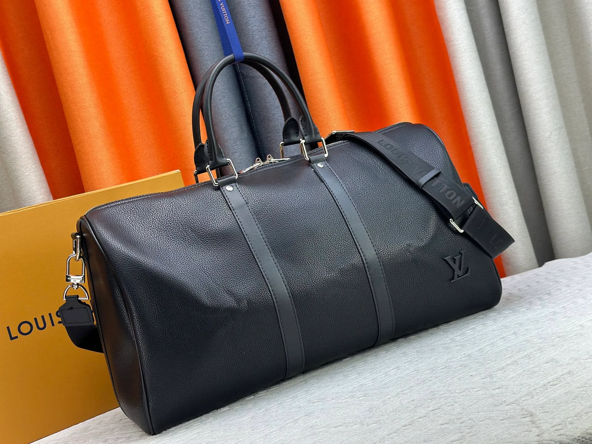 P340 M57088 M21536 Upgraded original version This keepall bandouliere 50 travel bag is made of monogram shadow leather with full monogram embossing and matte metal parts to achieve a minimalist design. The cabin luggage size is suitable for short trips. The keepall soft travel bag series was born in the 1930s and is as classic and elegant as ever. Dimensions: 50x 29 x 23 cm