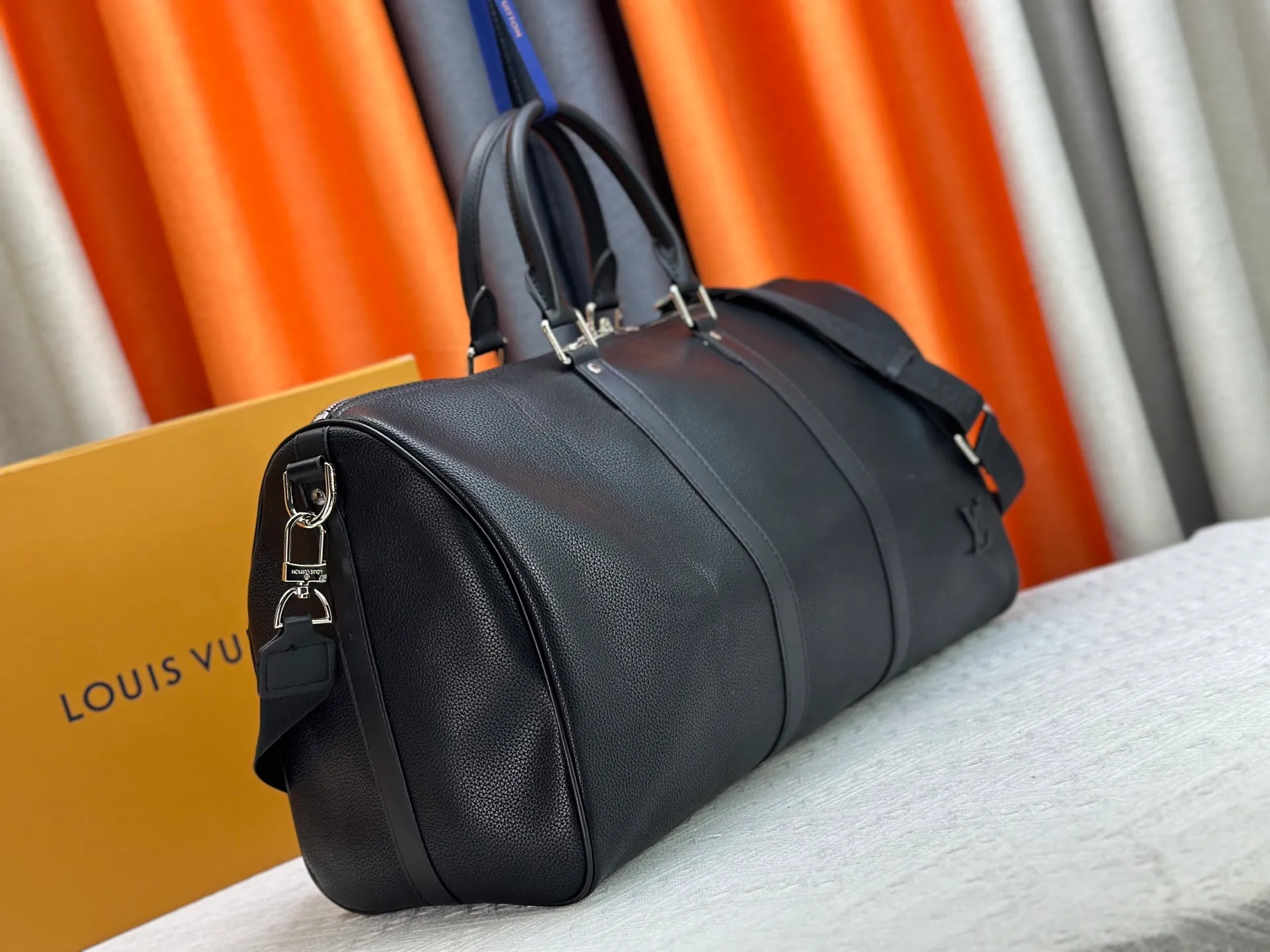 P340 M57088 M21536 Upgraded original version This keepall bandouliere 50 travel bag is made of monogram shadow leather with full monogram embossing and matte metal parts to achieve a minimalist design. The cabin luggage size is suitable for short trips. The keepall soft travel bag series was born in the 1930s and is as classic and elegant as ever. Dimensions: 50x 29 x 23 cm