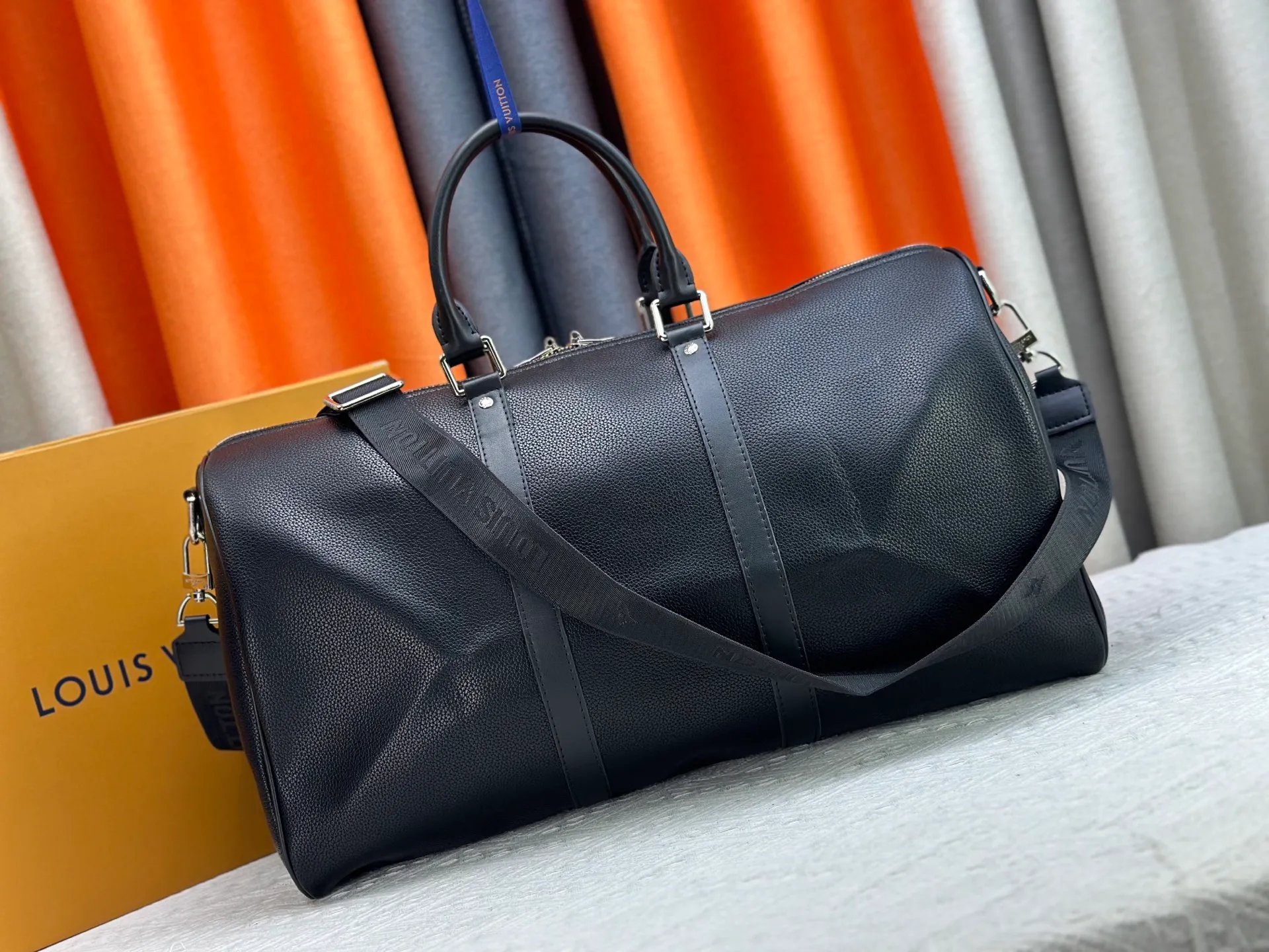 P340 M57088 M21536 Upgraded original version This keepall bandouliere 50 travel bag is made of monogram shadow leather with full monogram embossing and matte metal parts to achieve a minimalist design. The cabin luggage size is suitable for short trips. The keepall soft travel bag series was born in the 1930s and is as classic and elegant as ever. Dimensions: 50x 29 x 23 cm