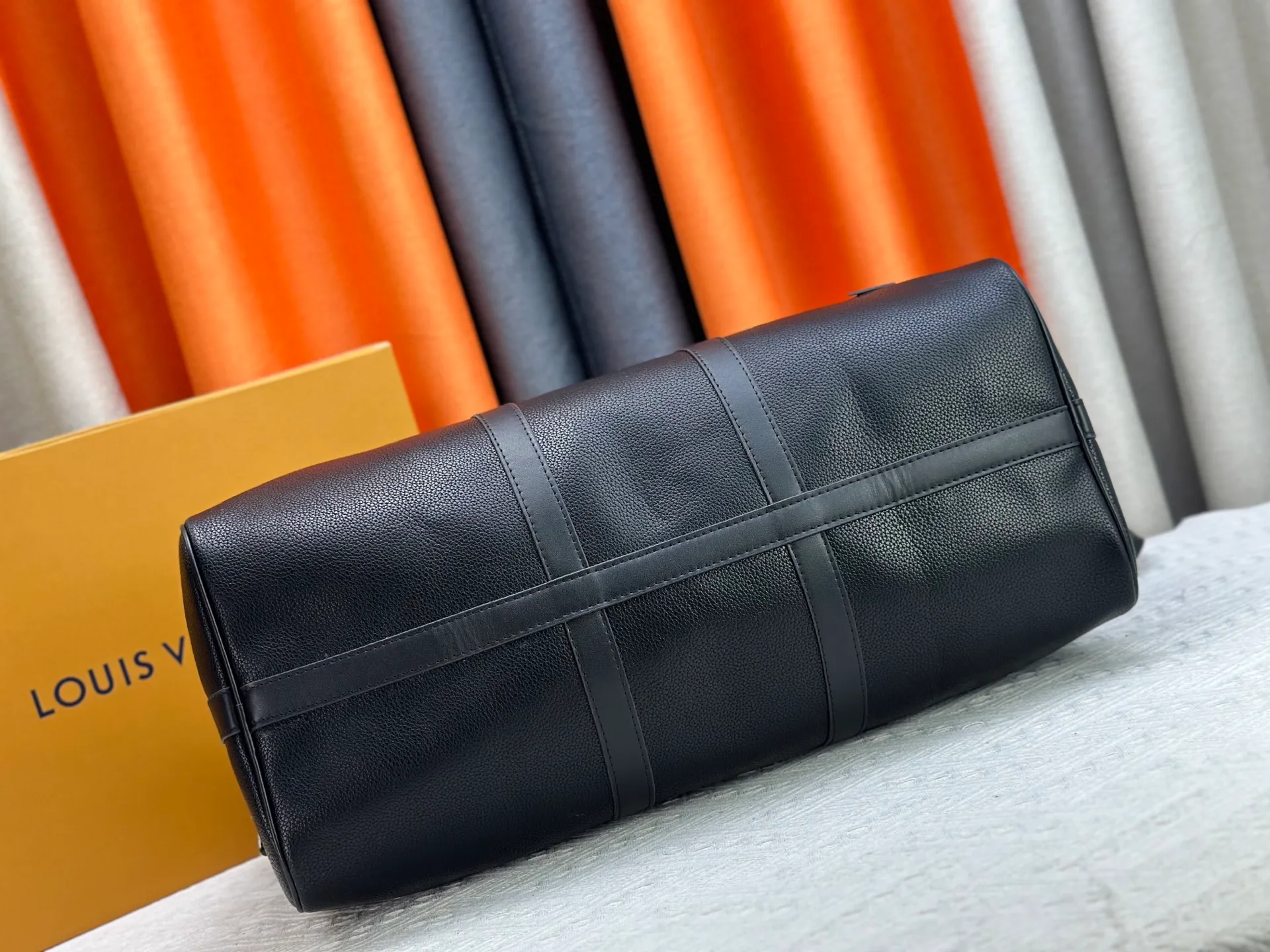 P340 M57088 M21536 Upgraded original version This keepall bandouliere 50 travel bag is made of monogram shadow leather with full monogram embossing and matte metal parts to achieve a minimalist design. The cabin luggage size is suitable for short trips. The keepall soft travel bag series was born in the 1930s and is as classic and elegant as ever. Dimensions: 50x 29 x 23 cm