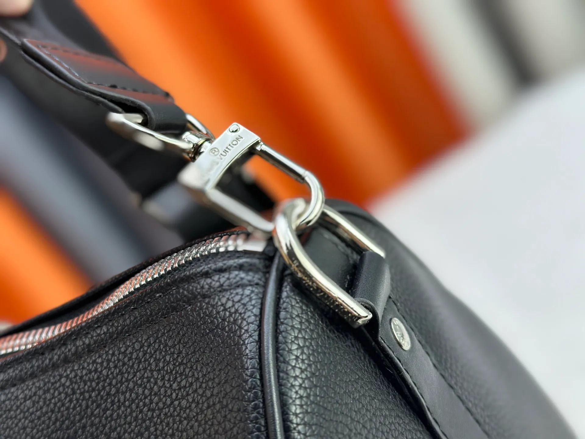 P340 M57088 M21536 Upgraded original version This keepall bandouliere 50 travel bag is made of monogram shadow leather with full monogram embossing and matte metal parts to achieve a minimalist design. The cabin luggage size is suitable for short trips. The keepall soft travel bag series was born in the 1930s and is as classic and elegant as ever. Dimensions: 50x 29 x 23 cm