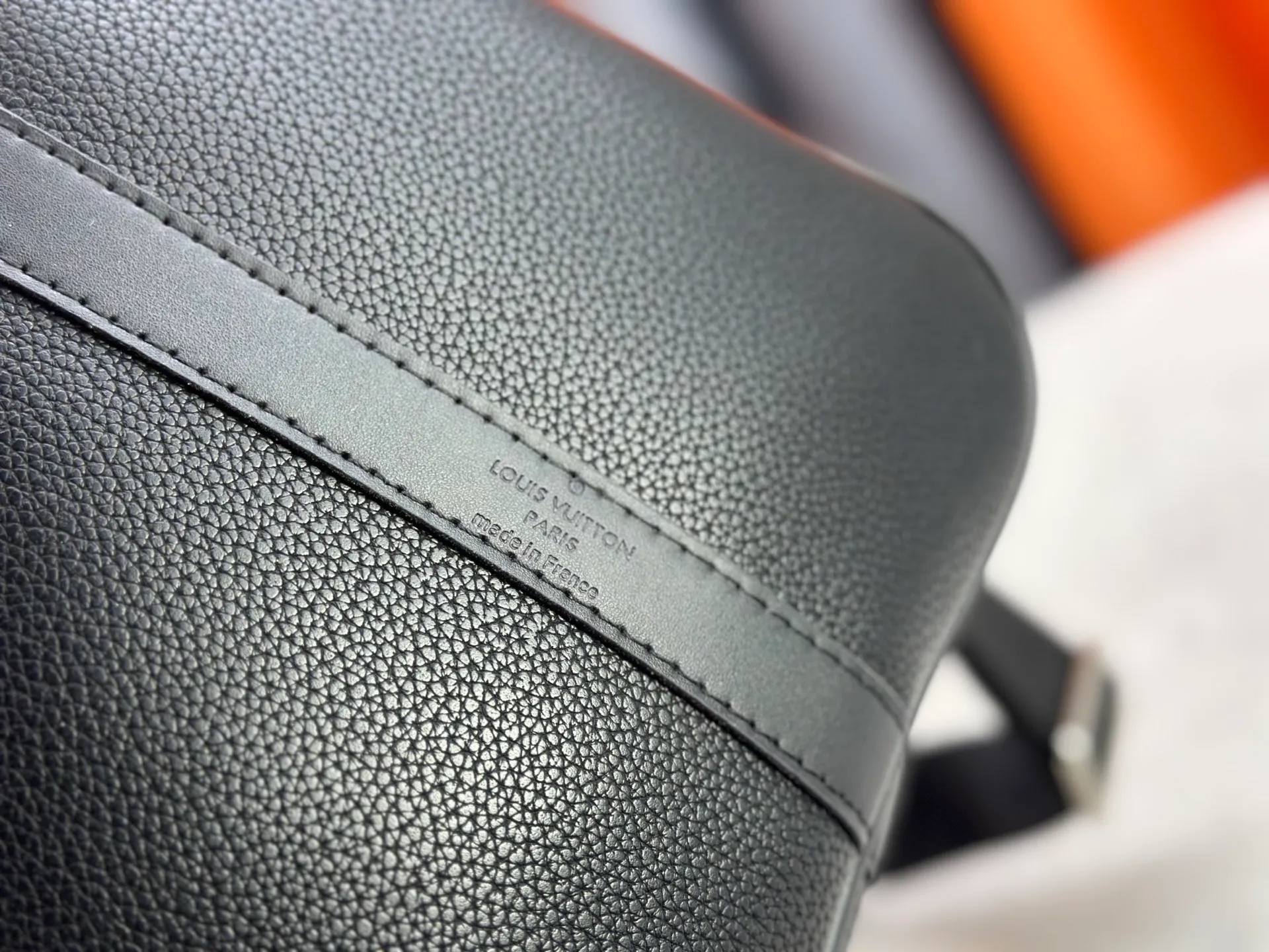 P340 M57088 M21536 Upgraded original version This keepall bandouliere 50 travel bag is made of monogram shadow leather with full monogram embossing and matte metal parts to achieve a minimalist design. The cabin luggage size is suitable for short trips. The keepall soft travel bag series was born in the 1930s and is as classic and elegant as ever. Dimensions: 50x 29 x 23 cm
