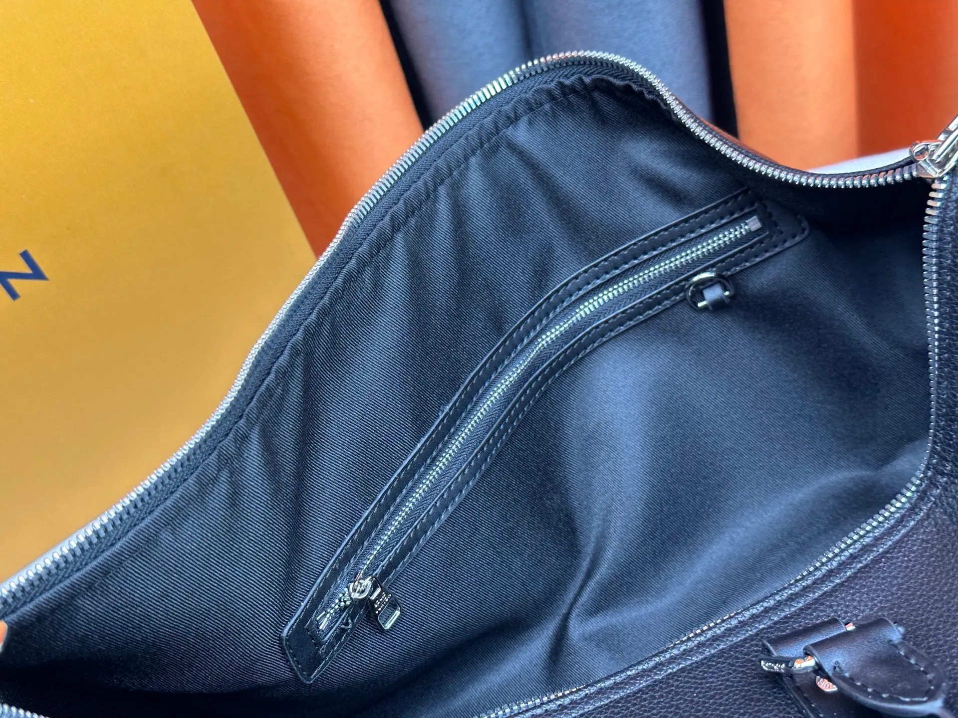 P340 M57088 M21536 Upgraded original version This keepall bandouliere 50 travel bag is made of monogram shadow leather with full monogram embossing and matte metal parts to achieve a minimalist design. The cabin luggage size is suitable for short trips. The keepall soft travel bag series was born in the 1930s and is as classic and elegant as ever. Dimensions: 50x 29 x 23 cm