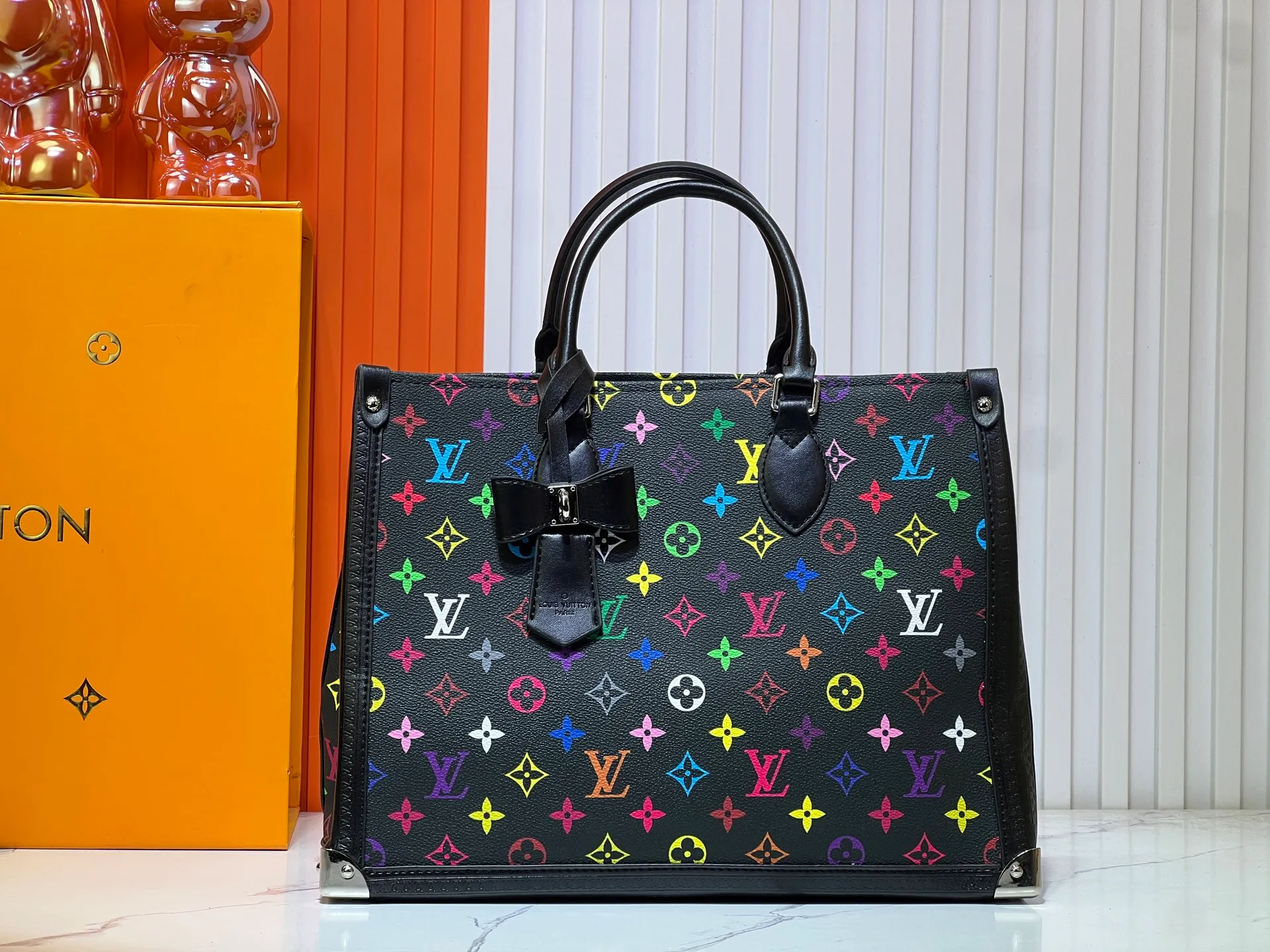 Batch 320💰Upgraded original M13079 Louis Vuitton x Takashi Murakami reissue series interprets the OnTheGo medium handbag in a smart way. The colorful Monogram canvas body, cowhide leather trim and LV x TM key bag highlight the sophisticated style. The shiny corners recall the design of traditional Louis Vuitton luggage, and the shoulder strap and top handle allow for multiple carrying methods. Dimensions: 35.0 x 27.0 x 14.0 cm (length x height x width)
