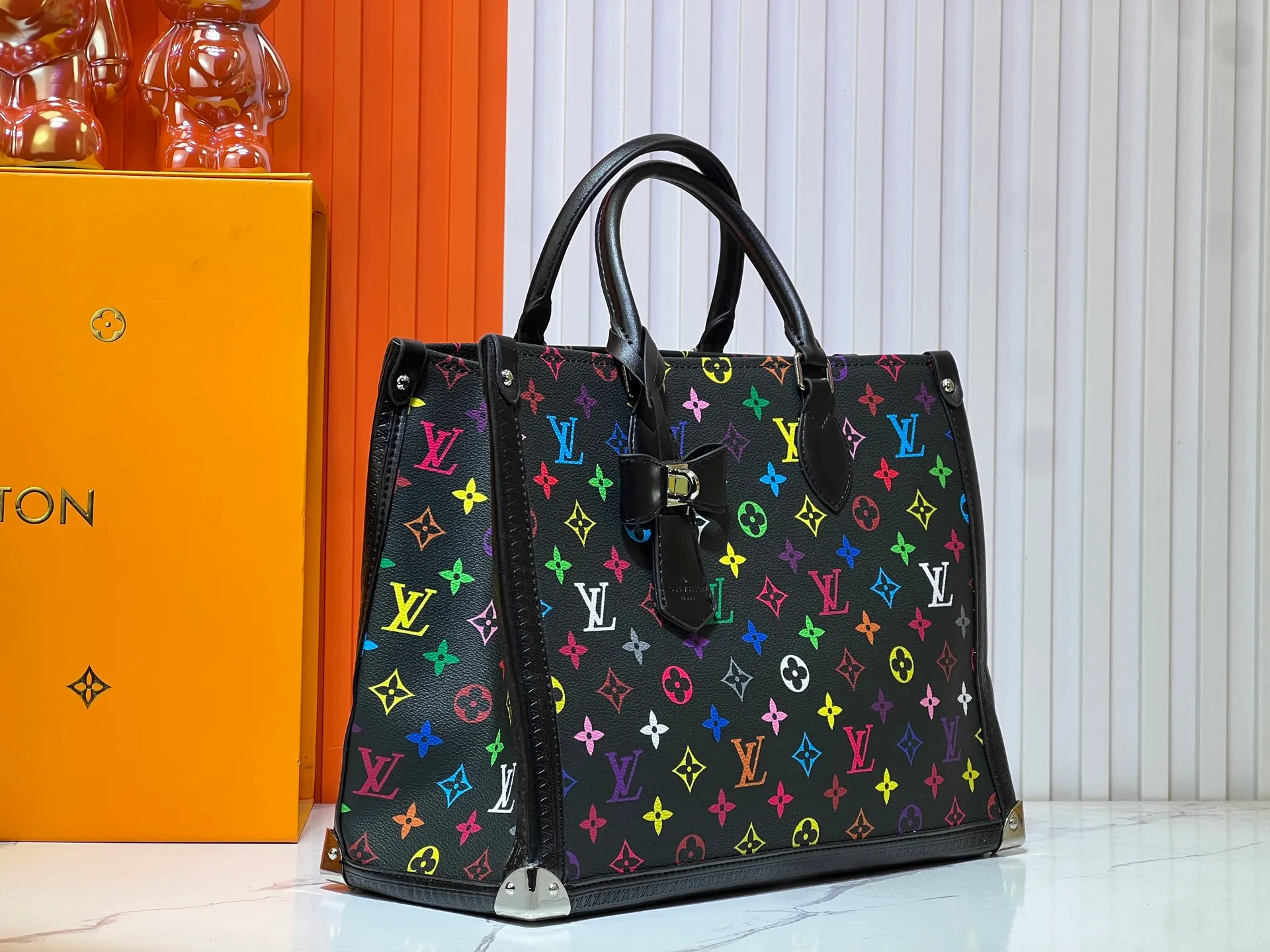 Batch 320💰Upgraded original M13079 Louis Vuitton x Takashi Murakami reissue series interprets the OnTheGo medium handbag in a smart way. The colorful Monogram canvas body, cowhide leather trim and LV x TM key bag highlight the sophisticated style. The shiny corners recall the design of traditional Louis Vuitton luggage, and the shoulder strap and top handle allow for multiple carrying methods. Dimensions: 35.0 x 27.0 x 14.0 cm (length x height x width)