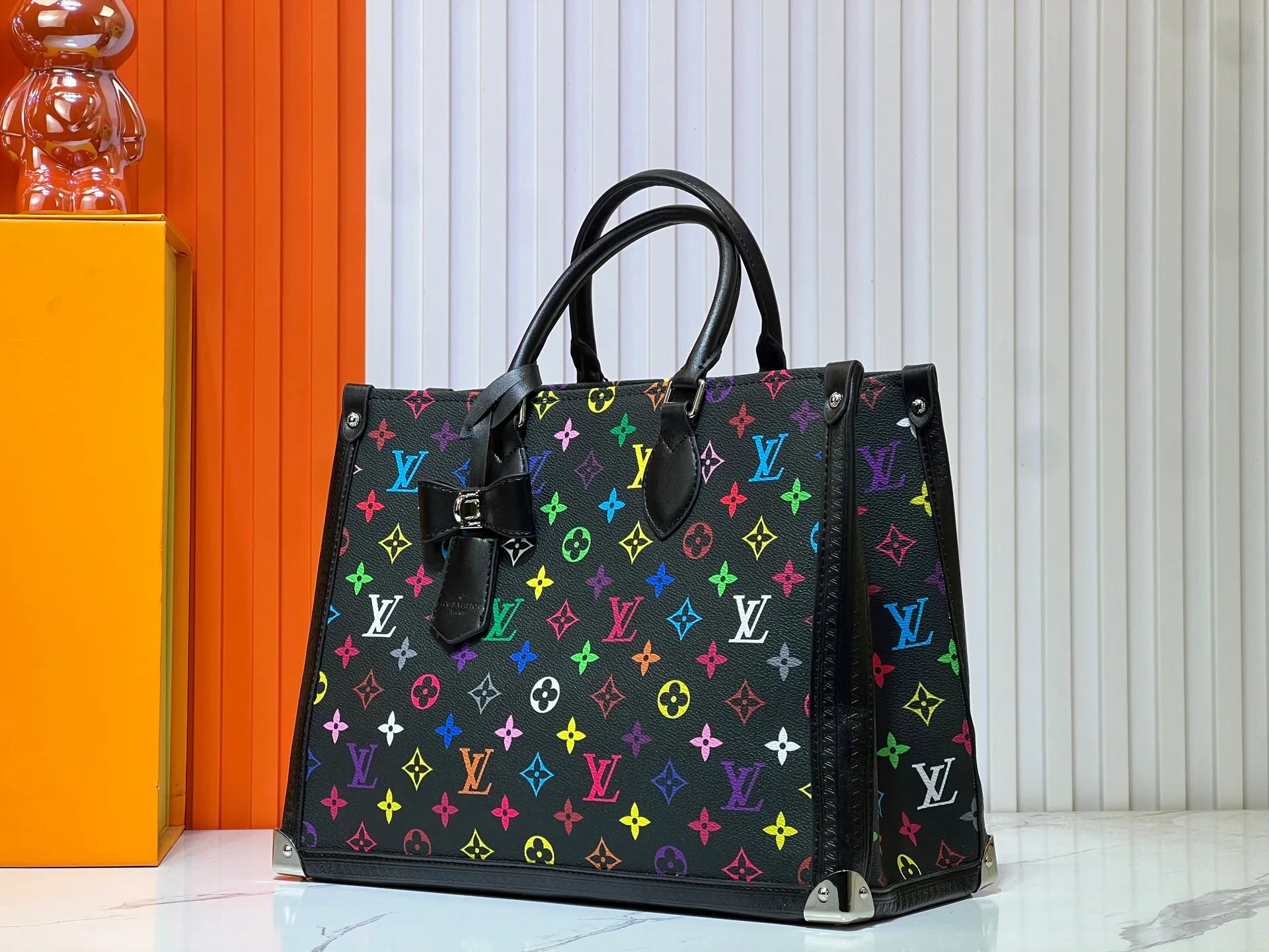 Batch 320💰Upgraded original M13079 Louis Vuitton x Takashi Murakami reissue series interprets the OnTheGo medium handbag in a smart way. The colorful Monogram canvas body, cowhide leather trim and LV x TM key bag highlight the sophisticated style. The shiny corners recall the design of traditional Louis Vuitton luggage, and the shoulder strap and top handle allow for multiple carrying methods. Dimensions: 35.0 x 27.0 x 14.0 cm (length x height x width)