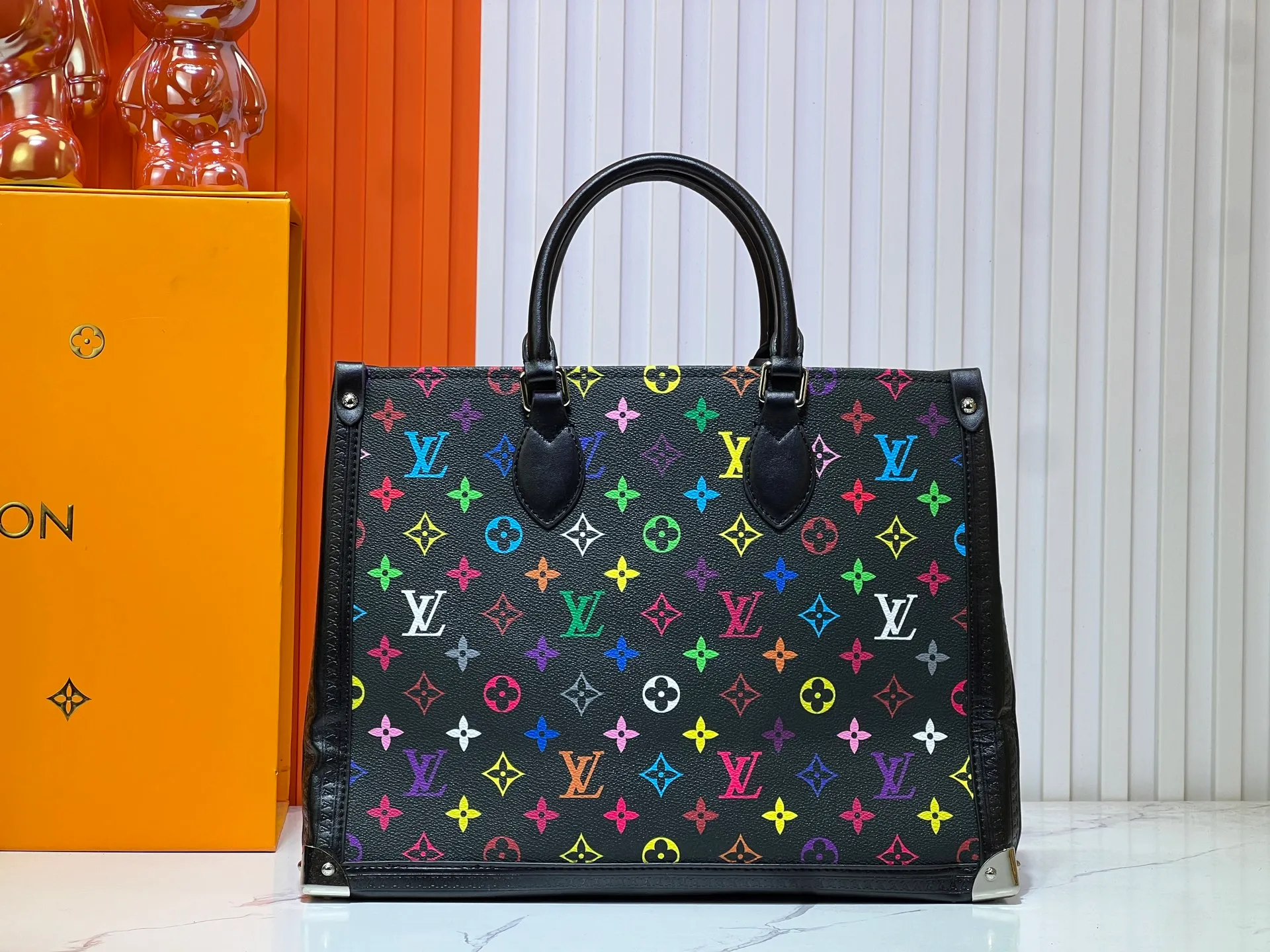 Batch 320💰Upgraded original M13079 Louis Vuitton x Takashi Murakami reissue series interprets the OnTheGo medium handbag in a smart way. The colorful Monogram canvas body, cowhide leather trim and LV x TM key bag highlight the sophisticated style. The shiny corners recall the design of traditional Louis Vuitton luggage, and the shoulder strap and top handle allow for multiple carrying methods. Dimensions: 35.0 x 27.0 x 14.0 cm (length x height x width)