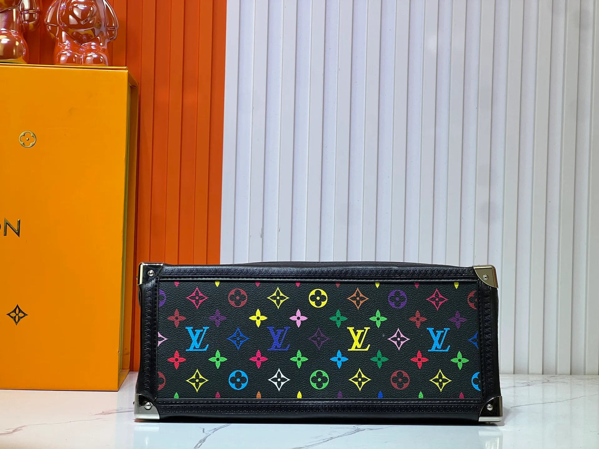 Batch 320💰Upgraded original M13079 Louis Vuitton x Takashi Murakami reissue series interprets the OnTheGo medium handbag in a smart way. The colorful Monogram canvas body, cowhide leather trim and LV x TM key bag highlight the sophisticated style. The shiny corners recall the design of traditional Louis Vuitton luggage, and the shoulder strap and top handle allow for multiple carrying methods. Dimensions: 35.0 x 27.0 x 14.0 cm (length x height x width)