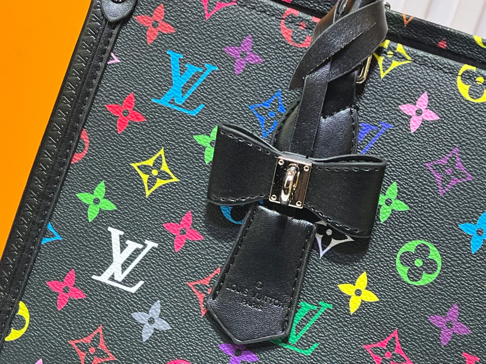 Batch 320💰Upgraded original M13079 Louis Vuitton x Takashi Murakami reissue series interprets the OnTheGo medium handbag in a smart way. The colorful Monogram canvas body, cowhide leather trim and LV x TM key bag highlight the sophisticated style. The shiny corners recall the design of traditional Louis Vuitton luggage, and the shoulder strap and top handle allow for multiple carrying methods. Dimensions: 35.0 x 27.0 x 14.0 cm (length x height x width)