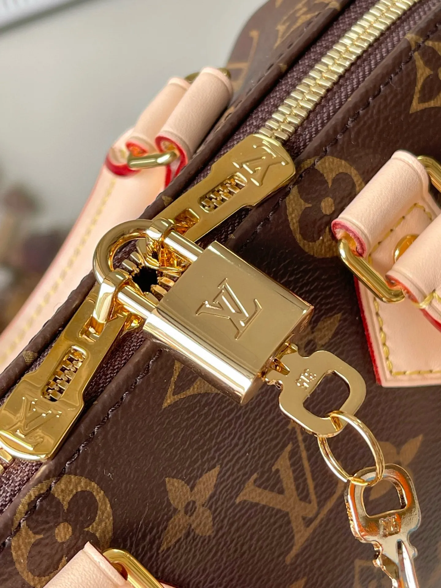 💰800 Top original order M46222 beige. Support counter inspection. Photos taken of duty-free goods are consistent with the product and unpacked. This product is an exclusive duty-free product in the market and is the highest-end product. Inspection is supported. This product has passed strict inspection and is flawless. Please wear gloves when touching the product. This product is not returnable or exchangeable. Please confirm the product first and then remove the label on the handle. This product is temporarily not open to the public, only regular customers, and is in short supply. Dimensions: 20.5 x 13.5 x 12 cm