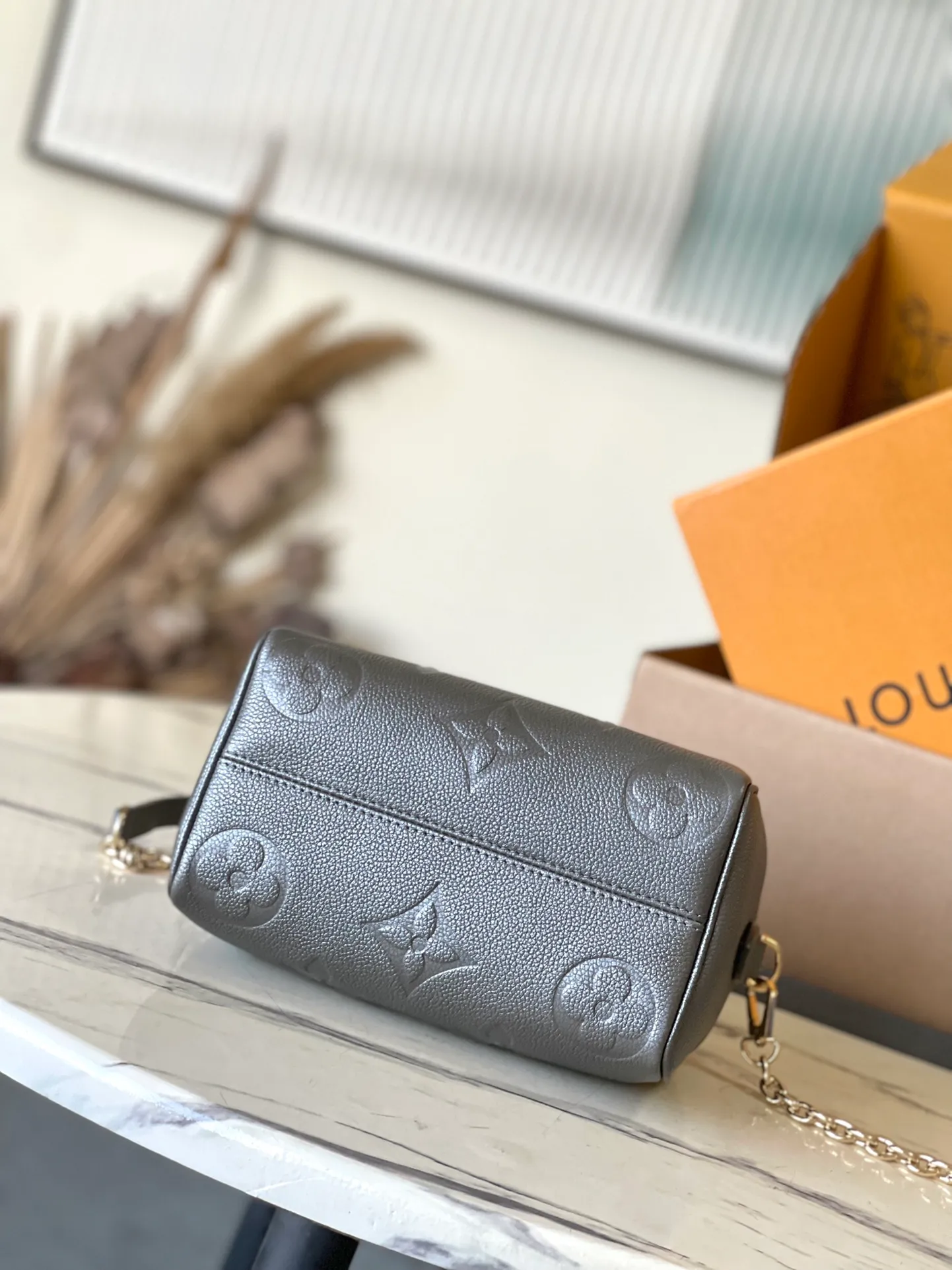 💰960 (top-grain leather) gunmetal color, top-quality original M12013 LVSki series launches the Yingze version of the Speedy Bandouliere 20 handbag, adding eye-catching style to the look outside the ski resort. Monogram Empreinte leather with double zipper closure and LV padlock, it can easily accommodate evening occasions and can be carried by hand or cross-body. Dimensions: 20 × 15 × 12.5 cm