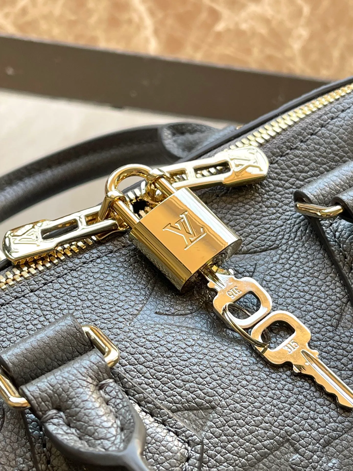 💰960 (top-grain leather) gunmetal color, top-quality original M12013 LVSki series launches the Yingze version of the Speedy Bandouliere 20 handbag, adding eye-catching style to the look outside the ski resort. Monogram Empreinte leather with double zipper closure and LV padlock, it can easily accommodate evening occasions and can be carried by hand or cross-body. Dimensions: 20 × 15 × 12.5 cm