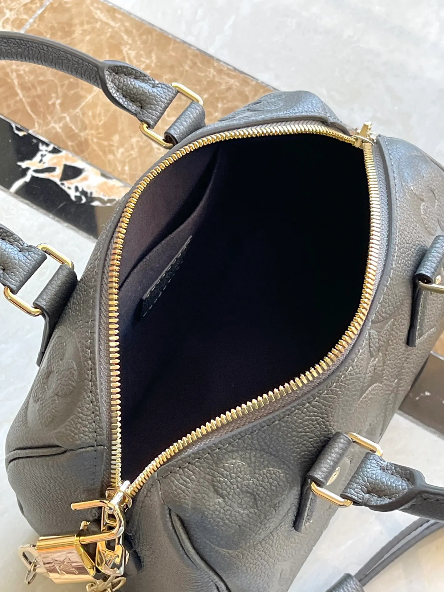 💰960 (top-grain leather) gunmetal color, top-quality original M12013 LVSki series launches the Yingze version of the Speedy Bandouliere 20 handbag, adding eye-catching style to the look outside the ski resort. Monogram Empreinte leather with double zipper closure and LV padlock, it can easily accommodate evening occasions and can be carried by hand or cross-body. Dimensions: 20 × 15 × 12.5 cm