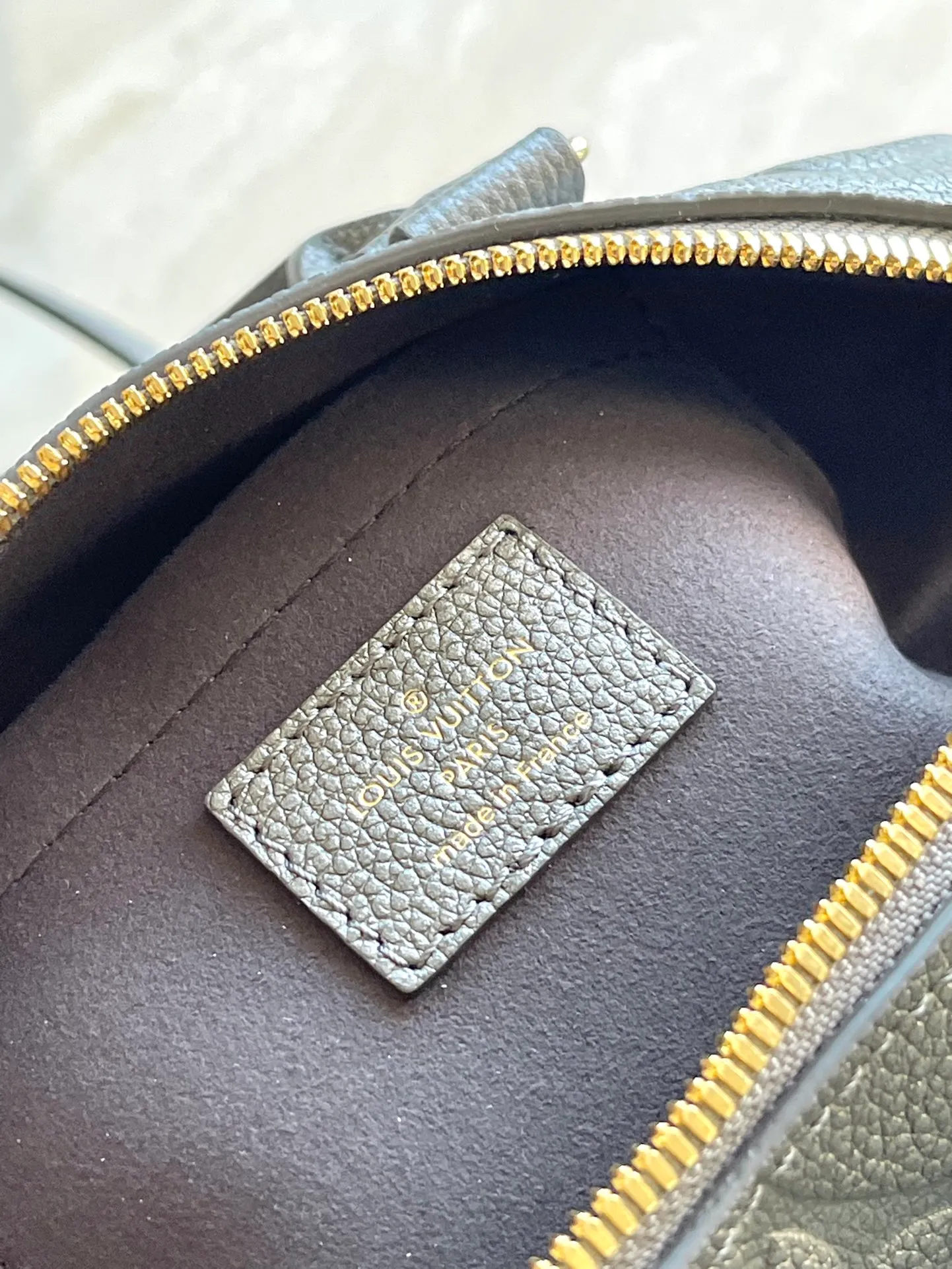 💰960 (top-grain leather) gunmetal color, top-quality original M12013 LVSki series launches the Yingze version of the Speedy Bandouliere 20 handbag, adding eye-catching style to the look outside the ski resort. Monogram Empreinte leather with double zipper closure and LV padlock, it can easily accommodate evening occasions and can be carried by hand or cross-body. Dimensions: 20 × 15 × 12.5 cm