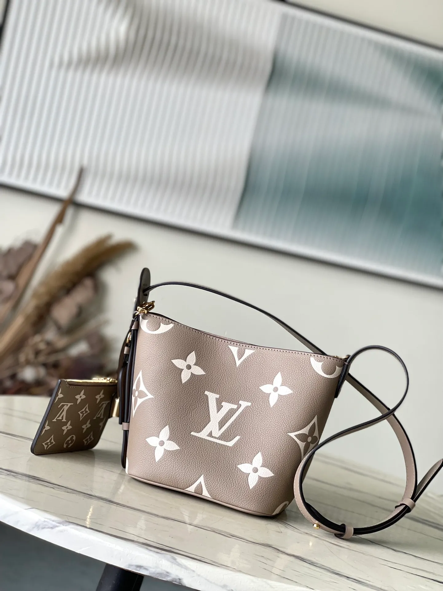 💰980 (top-grain leather) top original order M13045 elephant gray This AlInBB handbag integrates modern design concepts into elegant wheels and ample space. Monogram Empreinte leather craftsmanship creates a simple bucket bag structure, the iconic nameplate and metal padlock highlight the exquisite details, and the adjustable handle pays homage to the brand's trunk-making heritage. Dimensions: 16 × 18 × 12 cm