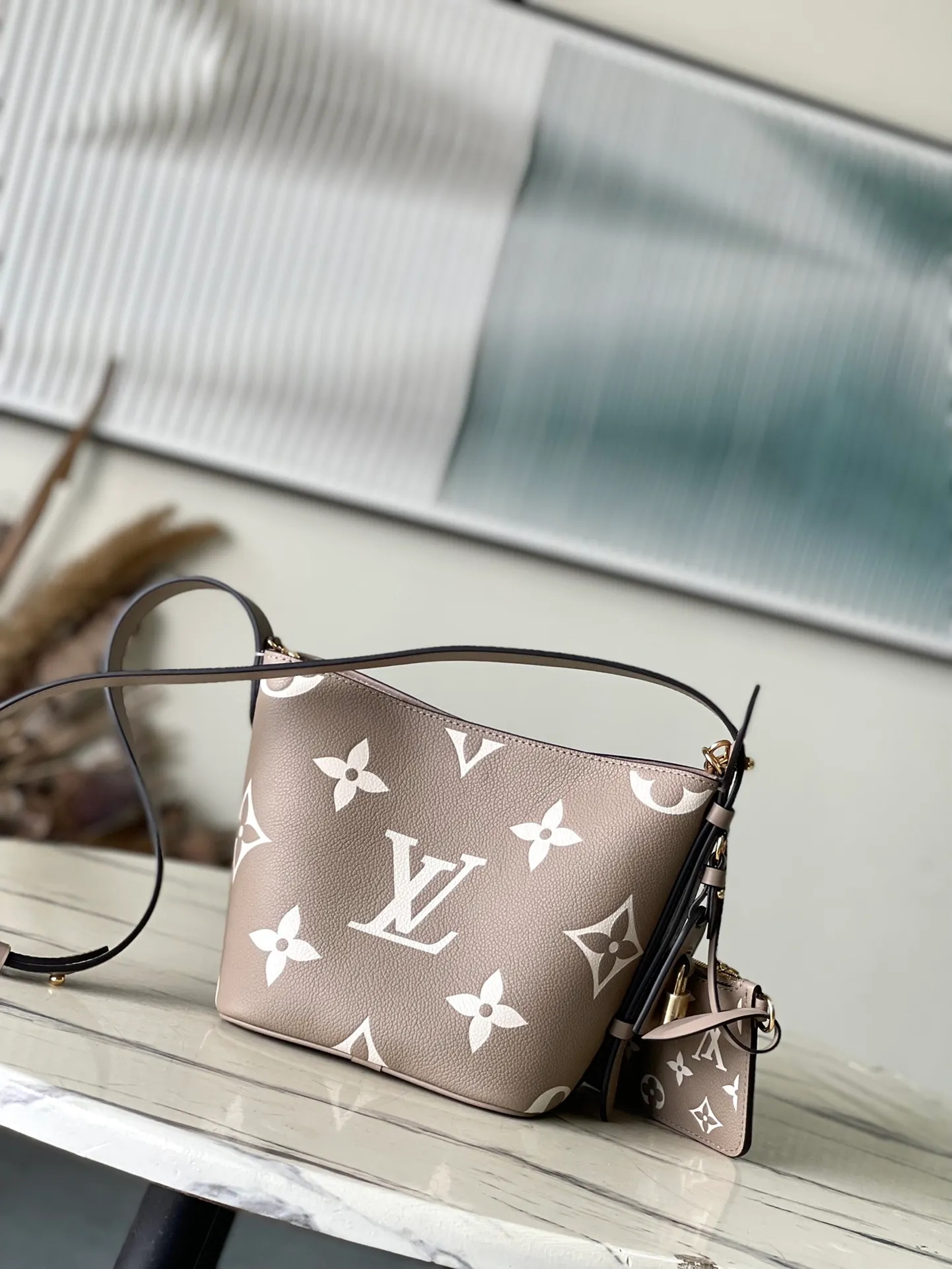 💰980 (top-grain leather) top original order M13045 elephant gray This AlInBB handbag integrates modern design concepts into elegant wheels and ample space. Monogram Empreinte leather craftsmanship creates a simple bucket bag structure, the iconic nameplate and metal padlock highlight the exquisite details, and the adjustable handle pays homage to the brand's trunk-making heritage. Dimensions: 16 × 18 × 12 cm