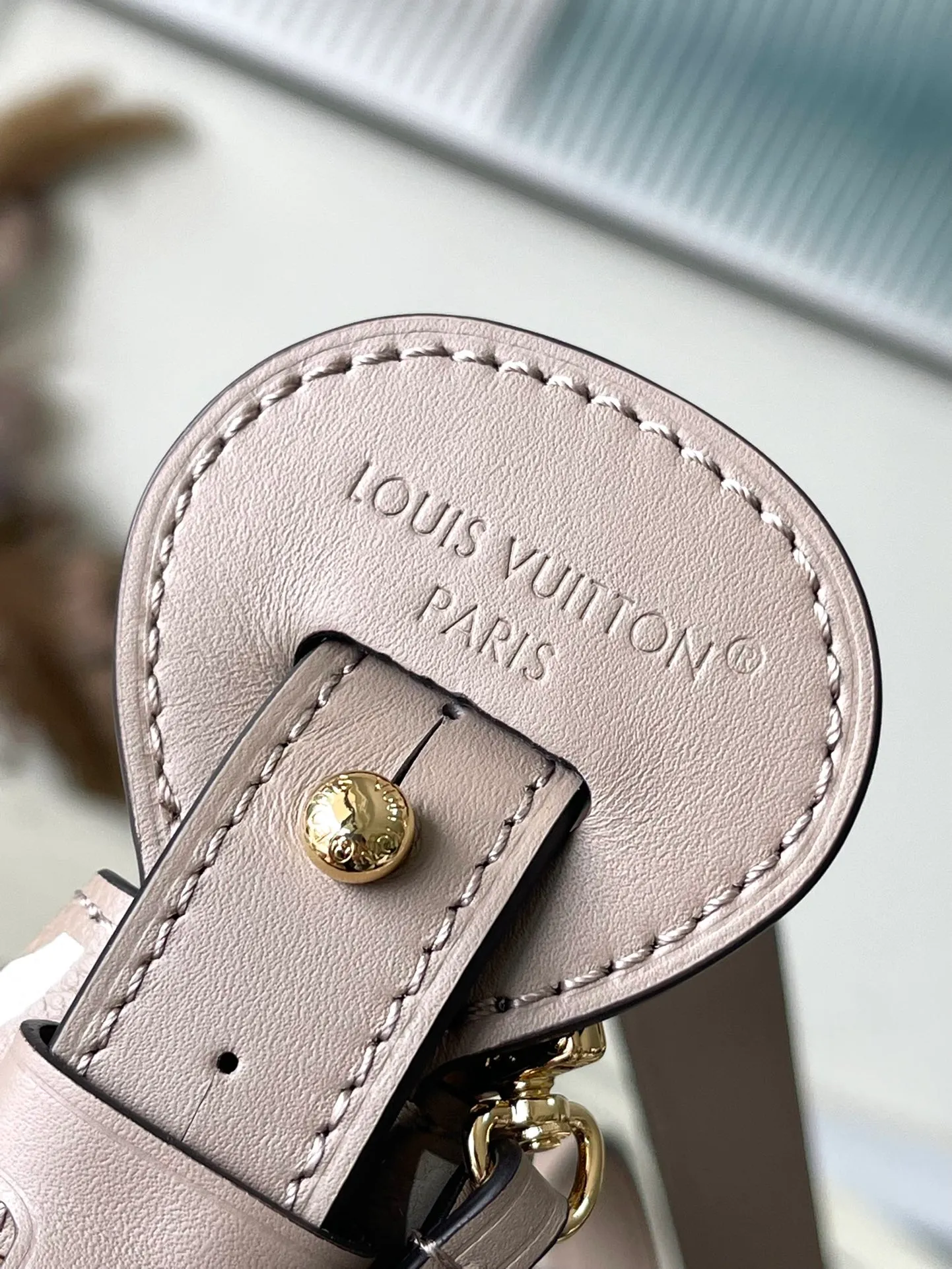 💰980 (top-grain leather) top original order M13045 elephant gray This AlInBB handbag integrates modern design concepts into elegant wheels and ample space. Monogram Empreinte leather craftsmanship creates a simple bucket bag structure, the iconic nameplate and metal padlock highlight the exquisite details, and the adjustable handle pays homage to the brand's trunk-making heritage. Dimensions: 16 × 18 × 12 cm