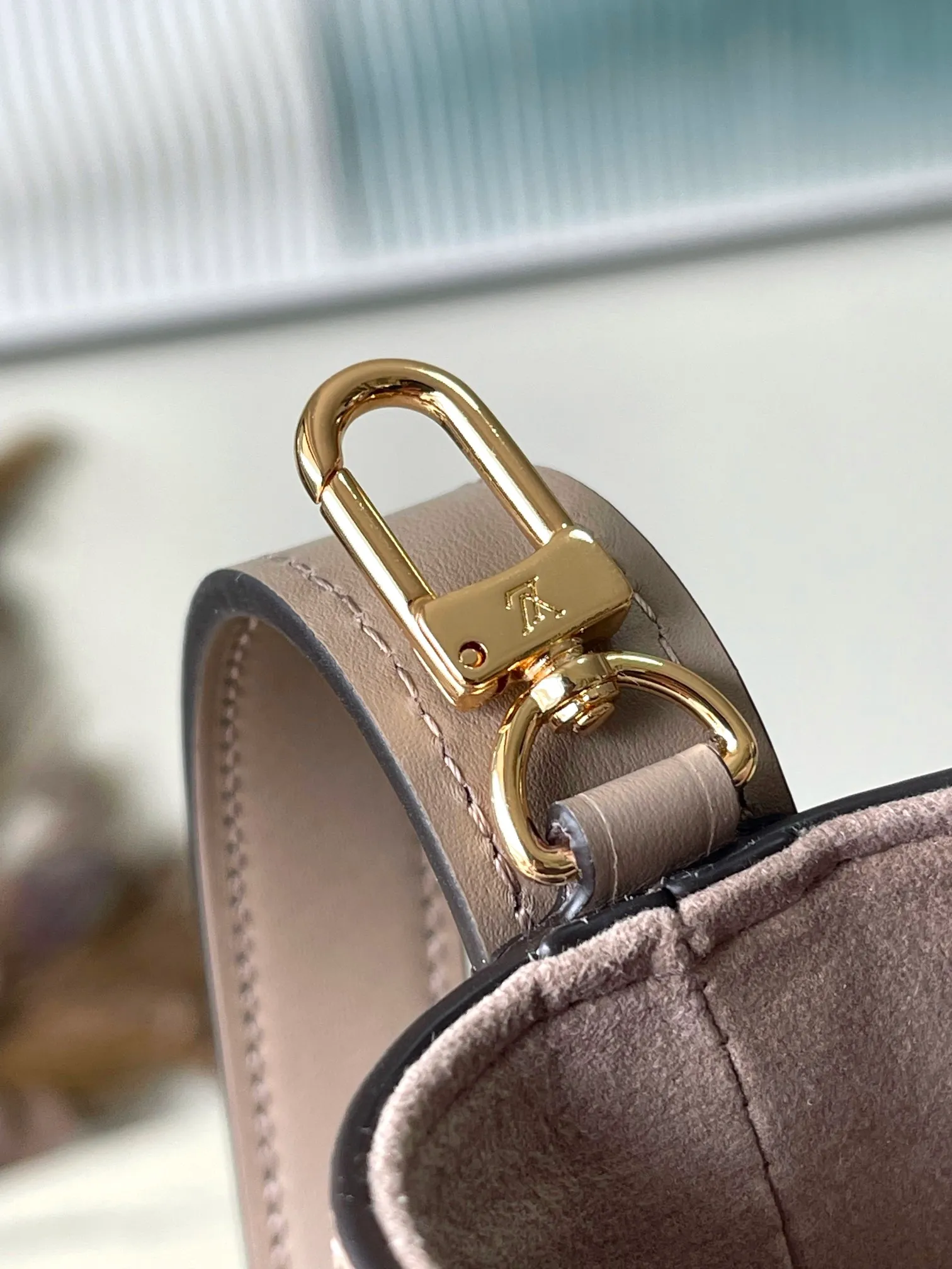💰980 (top-grain leather) top original order M13045 elephant gray This AlInBB handbag integrates modern design concepts into elegant wheels and ample space. Monogram Empreinte leather craftsmanship creates a simple bucket bag structure, the iconic nameplate and metal padlock highlight the exquisite details, and the adjustable handle pays homage to the brand's trunk-making heritage. Dimensions: 16 × 18 × 12 cm
