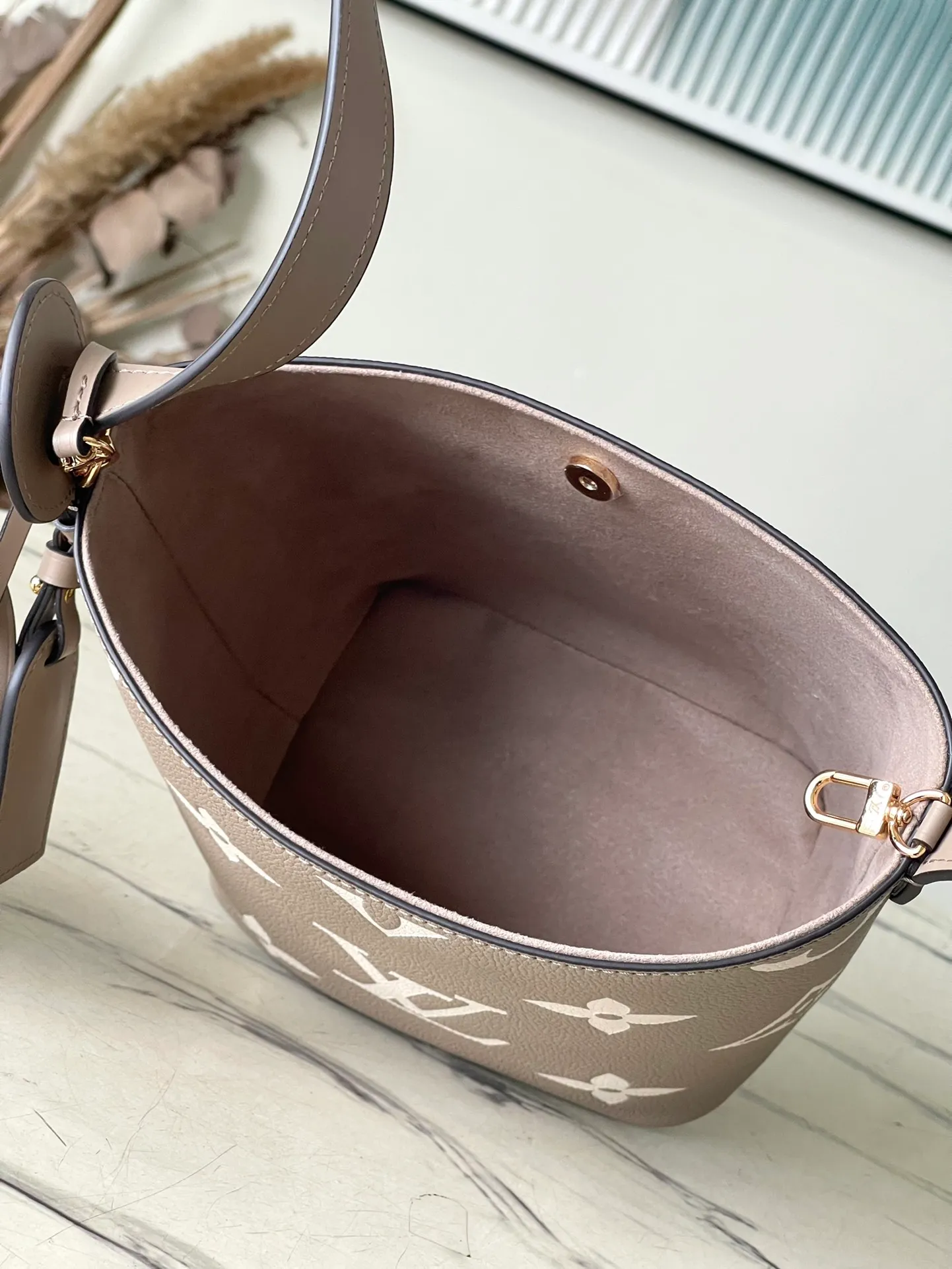 💰980 (top-grain leather) top original order M13045 elephant gray This AlInBB handbag integrates modern design concepts into elegant wheels and ample space. Monogram Empreinte leather craftsmanship creates a simple bucket bag structure, the iconic nameplate and metal padlock highlight the exquisite details, and the adjustable handle pays homage to the brand's trunk-making heritage. Dimensions: 16 × 18 × 12 cm