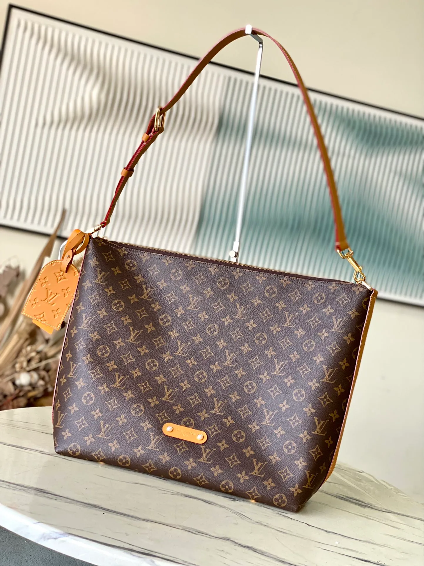 💰1080 Top Original M14018 This Vagabond Hobo handbag is made of presbyopia leather to create an ergonomic and close-fitting silhouette. It can show its cool style whether worn cross-body or on the shoulder. The metal zipper enables smooth opening and closing, and the bead chain cleverly connects the zipper puller and LV letter decoration. Dimensions: 38 × 35 × 12 cm