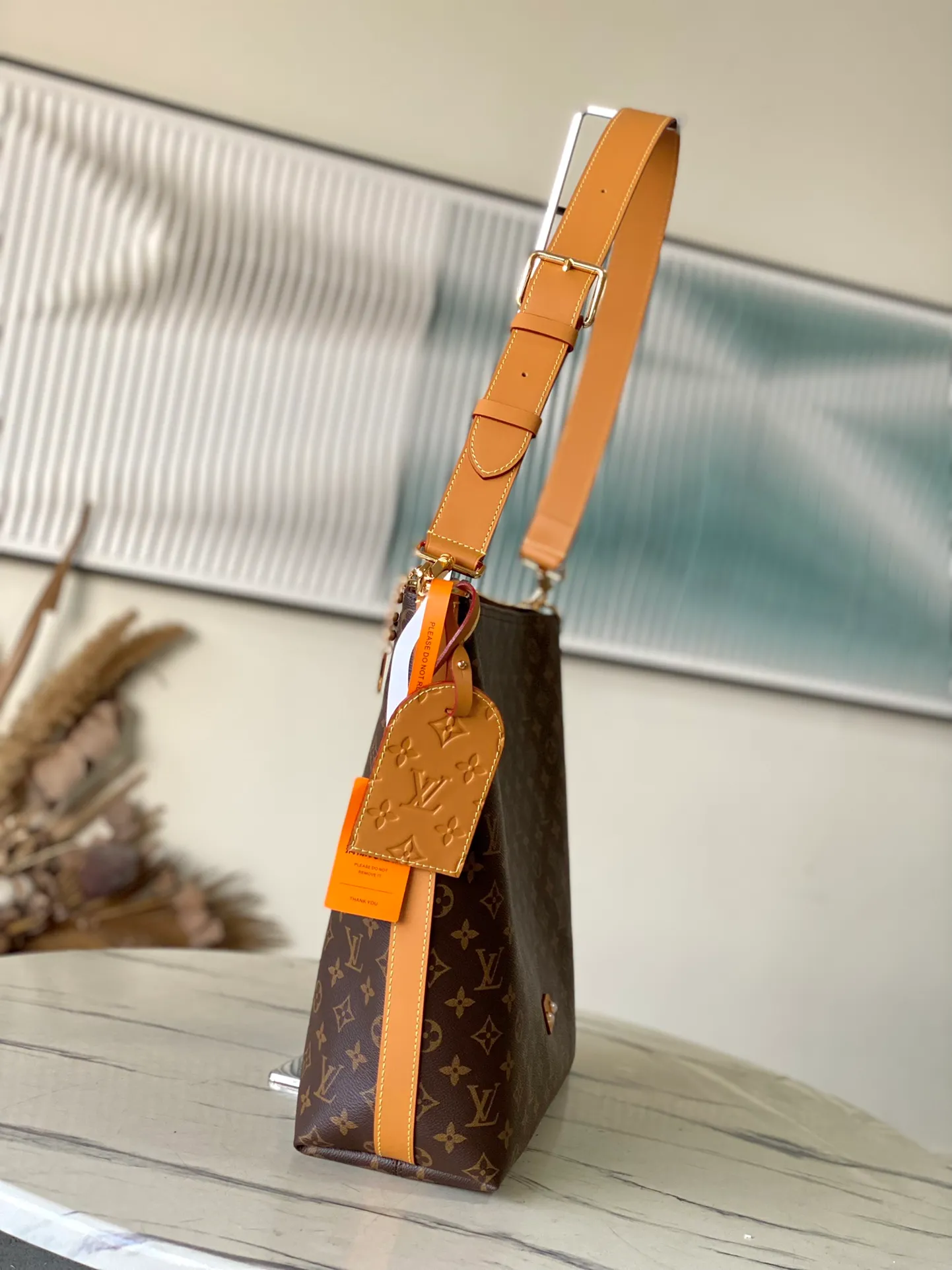💰1080 Top Original M14018 This Vagabond Hobo handbag is made of presbyopia leather to create an ergonomic and close-fitting silhouette. It can show its cool style whether worn cross-body or on the shoulder. The metal zipper enables smooth opening and closing, and the bead chain cleverly connects the zipper puller and LV letter decoration. Dimensions: 38 × 35 × 12 cm