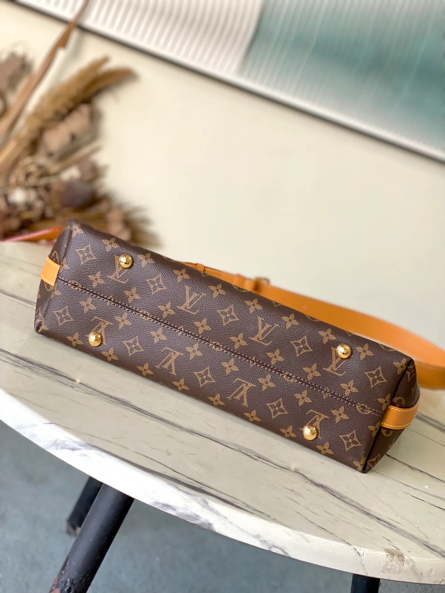 💰1080 Top Original M14018 This Vagabond Hobo handbag is made of presbyopia leather to create an ergonomic and close-fitting silhouette. It can show its cool style whether worn cross-body or on the shoulder. The metal zipper enables smooth opening and closing, and the bead chain cleverly connects the zipper puller and LV letter decoration. Dimensions: 38 × 35 × 12 cm