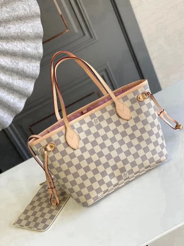 💰780 (small steel nails) top original order N41363 NEVERFULL small handbag Neverfull small handbag has a crisp shape and classic design. It is an elegant urban handbag. Its spacious interior also makes this classic bag an ideal choice for travel. The Neverfull small tote in Damier Azur canvas has a soft yet sturdy feel that maintains its exterior lines no matter what's inside. Detailed Features 29 x 21 x 12 cm (Length x Height x Width) Bag interior redesigned with vintage details inspired by the Louis Vuitton archives - Fabric-lined interior pocket Removable zippered clutch with matching interior Natural cowhide leather trim Shiny gold-tone brass hardware Handles: Double handle