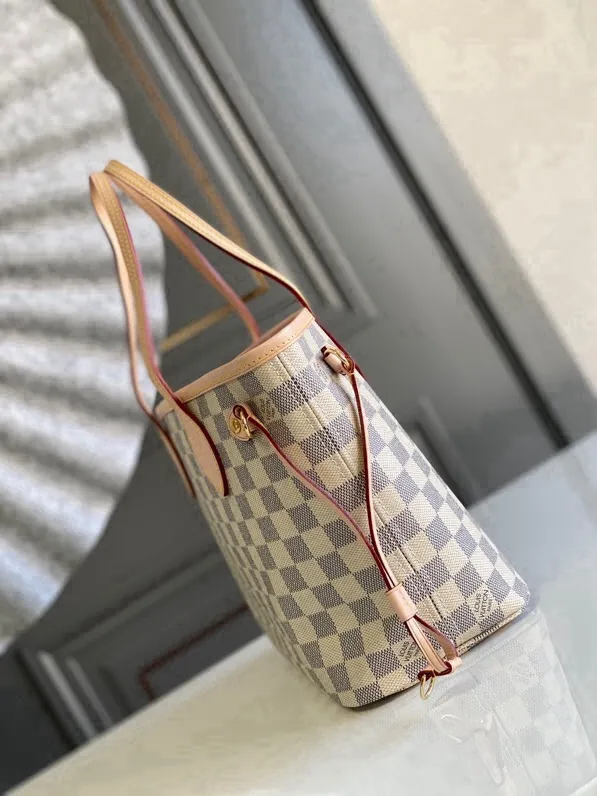 💰780 (small steel nails) top original order N41363 NEVERFULL small handbag Neverfull small handbag has a crisp shape and classic design. It is an elegant urban handbag. Its spacious interior also makes this classic bag an ideal choice for travel. The Neverfull small tote in Damier Azur canvas has a soft yet sturdy feel that maintains its exterior lines no matter what's inside. Detailed Features 29 x 21 x 12 cm (Length x Height x Width) Bag interior redesigned with vintage details inspired by the Louis Vuitton archives - Fabric-lined interior pocket Removable zippered clutch with matching interior Natural cowhide leather trim Shiny gold-tone brass hardware Handles: Double handle