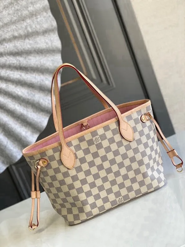 💰780 (small steel nails) top original order N41363 NEVERFULL small handbag Neverfull small handbag has a crisp shape and classic design. It is an elegant urban handbag. Its spacious interior also makes this classic bag an ideal choice for travel. The Neverfull small tote in Damier Azur canvas has a soft yet sturdy feel that maintains its exterior lines no matter what's inside. Detailed Features 29 x 21 x 12 cm (Length x Height x Width) Bag interior redesigned with vintage details inspired by the Louis Vuitton archives - Fabric-lined interior pocket Removable zippered clutch with matching interior Natural cowhide leather trim Shiny gold-tone brass hardware Handles: Double handle