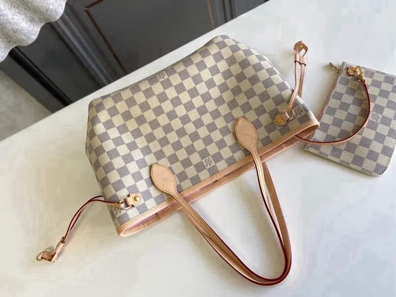 💰780 (small steel nails) top original order N41363 NEVERFULL small handbag Neverfull small handbag has a crisp shape and classic design. It is an elegant urban handbag. Its spacious interior also makes this classic bag an ideal choice for travel. The Neverfull small tote in Damier Azur canvas has a soft yet sturdy feel that maintains its exterior lines no matter what's inside. Detailed Features 29 x 21 x 12 cm (Length x Height x Width) Bag interior redesigned with vintage details inspired by the Louis Vuitton archives - Fabric-lined interior pocket Removable zippered clutch with matching interior Natural cowhide leather trim Shiny gold-tone brass hardware Handles: Double handle