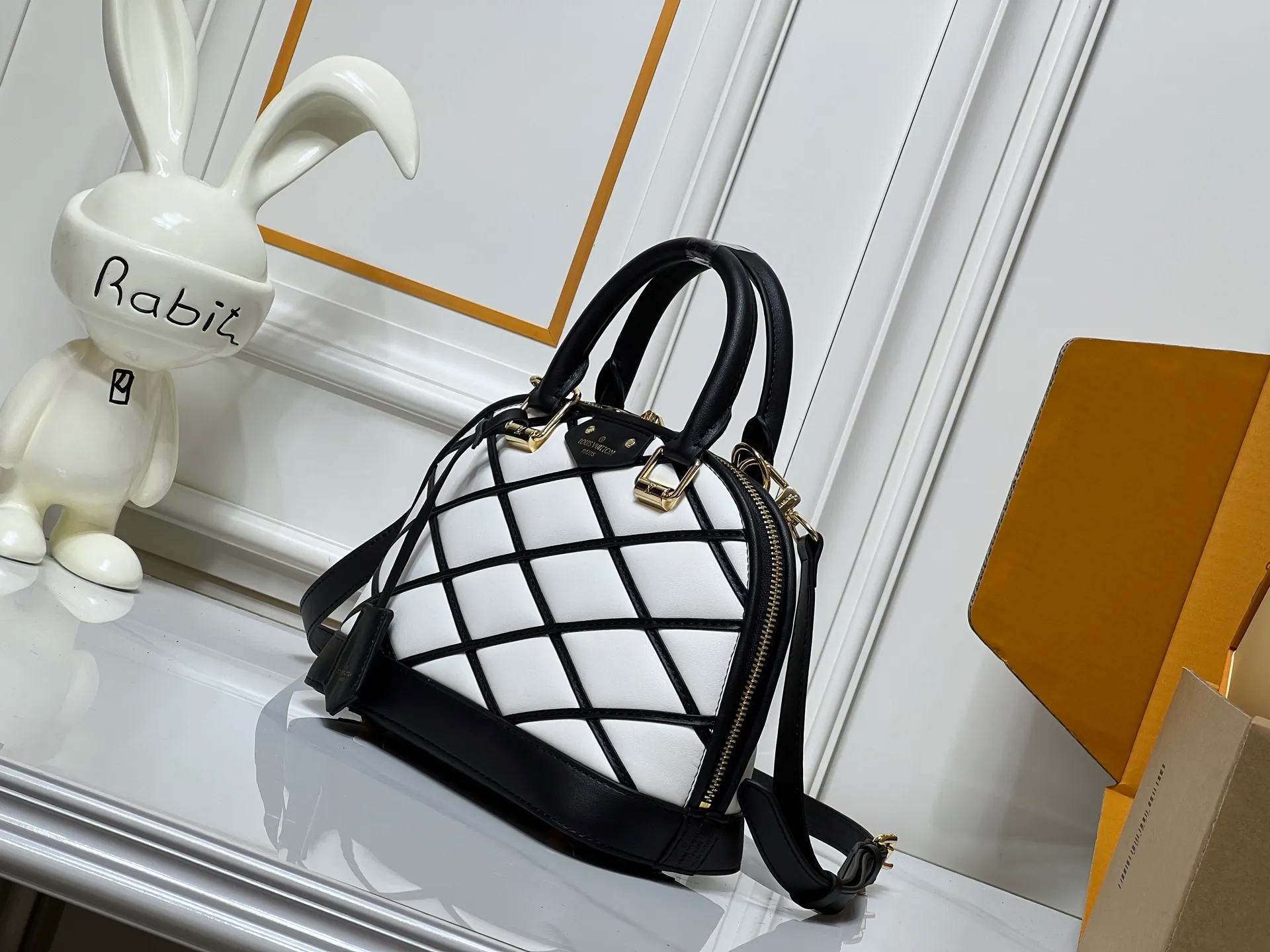 Batch 380💰M83048 M53152 This Nano Alma handbag is a pocket-sized version of Louis Vuitton's classic Alma handbag. It is paved with Malletage quilting pattern in comfortable soft sheep leather, recalling the diamond inner panel of the brand's traditional hard case. The elegant handle, dazzling chain and detachable and adjustable leather shoulder strap enable a variety of carrying styles. Dimensions: 23.5x17.5x11.5cm