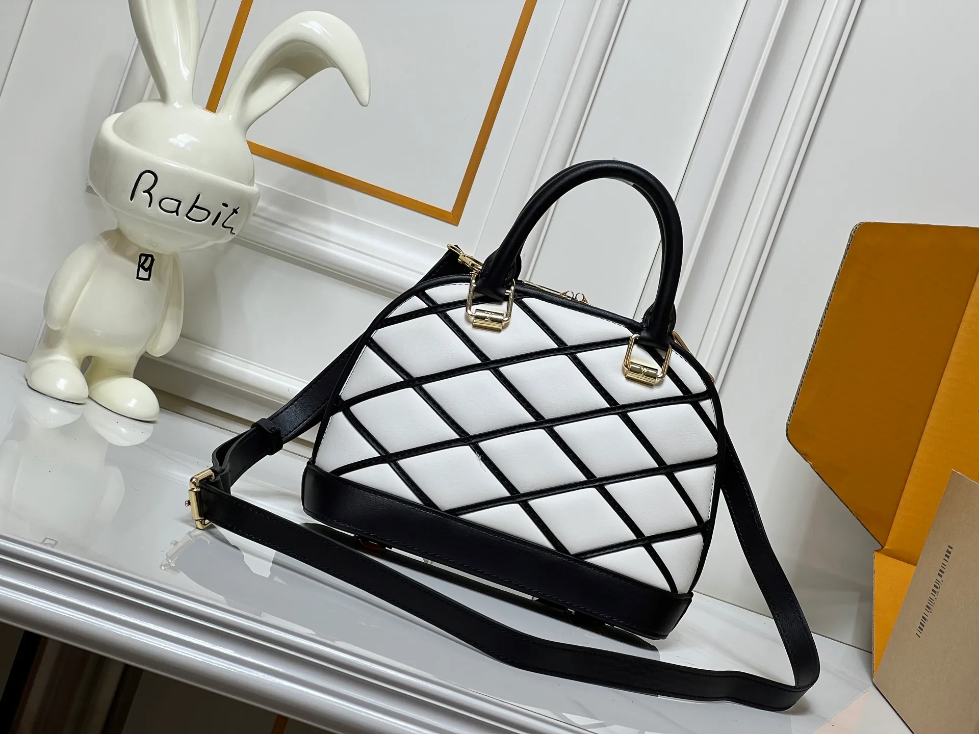 Batch 380💰M83048 M53152 This Nano Alma handbag is a pocket-sized version of Louis Vuitton's classic Alma handbag. It is paved with Malletage quilting pattern in comfortable soft sheep leather, recalling the diamond inner panel of the brand's traditional hard case. The elegant handle, dazzling chain and detachable and adjustable leather shoulder strap enable a variety of carrying styles. Dimensions: 23.5x17.5x11.5cm