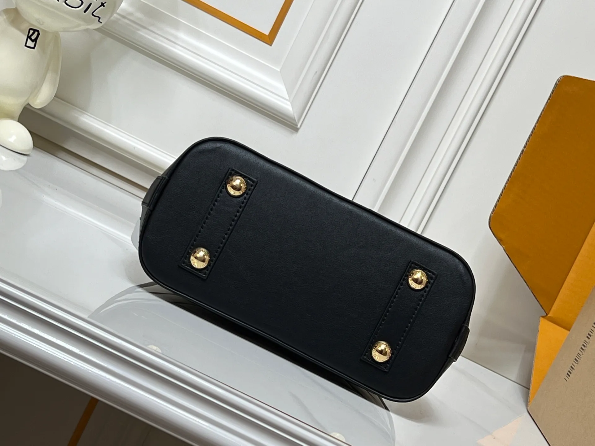 Batch 380💰M83048 M53152 This Nano Alma handbag is a pocket-sized version of Louis Vuitton's classic Alma handbag. It is paved with Malletage quilting pattern in comfortable soft sheep leather, recalling the diamond inner panel of the brand's traditional hard case. The elegant handle, dazzling chain and detachable and adjustable leather shoulder strap enable a variety of carrying styles. Dimensions: 23.5x17.5x11.5cm