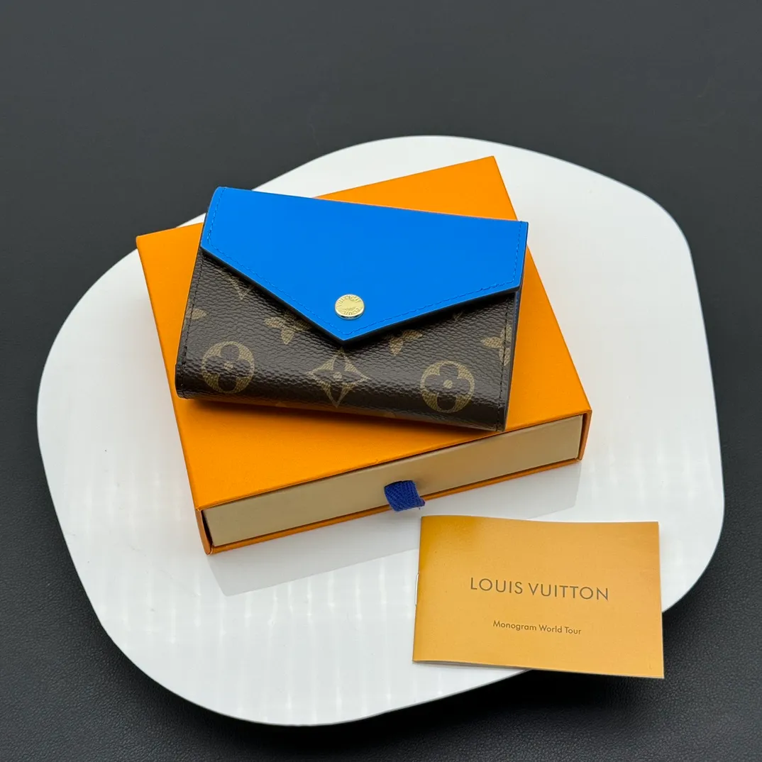 💰130 💎Upgraded original version🇫🇷 ZOÉ Wallet The Zoé wallet combines Damier Azur canvas and pastel leather to outline an envelope-like structure. The flip cover is decorated with gold Louis Vuitton snaps to welcome the coolness of summer. The compact design hides ample space, making it easy to store coins, banknotes and bank cards. It can also be placed in a pocket, handbag or clutch. Model: M60168 Dimensions: 9.5 x 7.5 x 3.0 cm (length x height x width).
