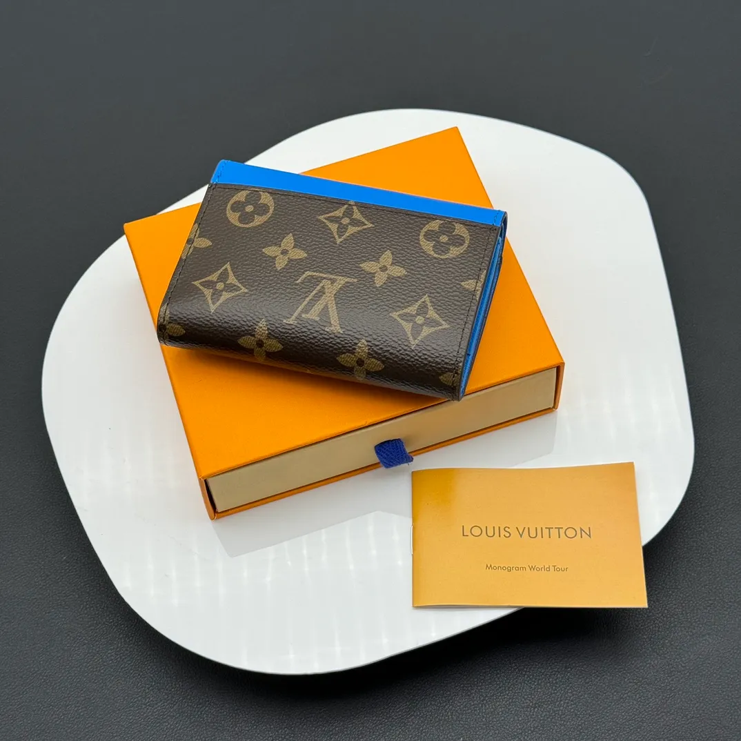 💰130 💎Upgraded original version🇫🇷 ZOÉ Wallet The Zoé wallet combines Damier Azur canvas and pastel leather to outline an envelope-like structure. The flip cover is decorated with gold Louis Vuitton snaps to welcome the coolness of summer. The compact design hides ample space, making it easy to store coins, banknotes and bank cards. It can also be placed in a pocket, handbag or clutch. Model: M60168 Dimensions: 9.5 x 7.5 x 3.0 cm (length x height x width).