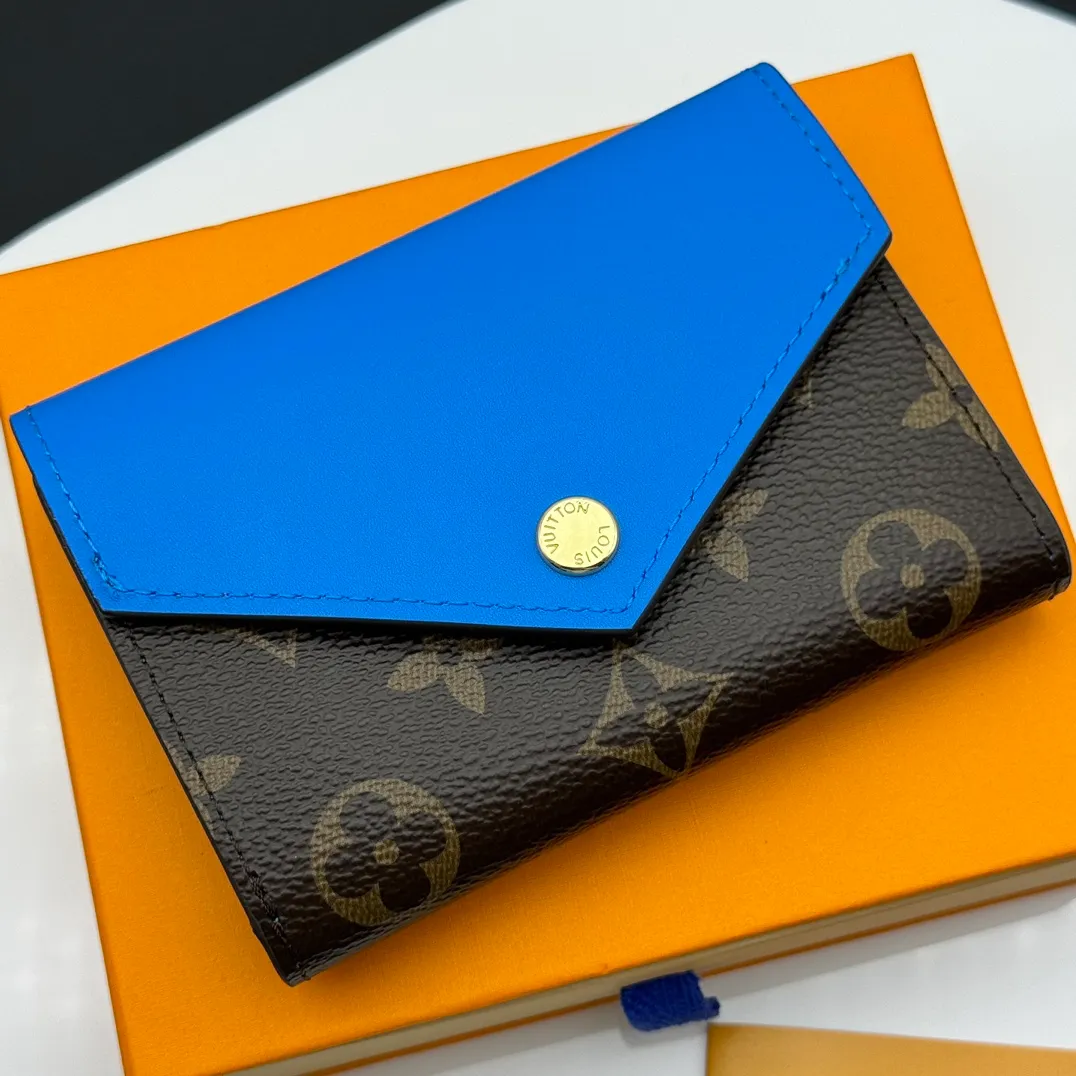 💰130 💎Upgraded original version🇫🇷 ZOÉ Wallet The Zoé wallet combines Damier Azur canvas and pastel leather to outline an envelope-like structure. The flip cover is decorated with gold Louis Vuitton snaps to welcome the coolness of summer. The compact design hides ample space, making it easy to store coins, banknotes and bank cards. It can also be placed in a pocket, handbag or clutch. Model: M60168 Dimensions: 9.5 x 7.5 x 3.0 cm (length x height x width).