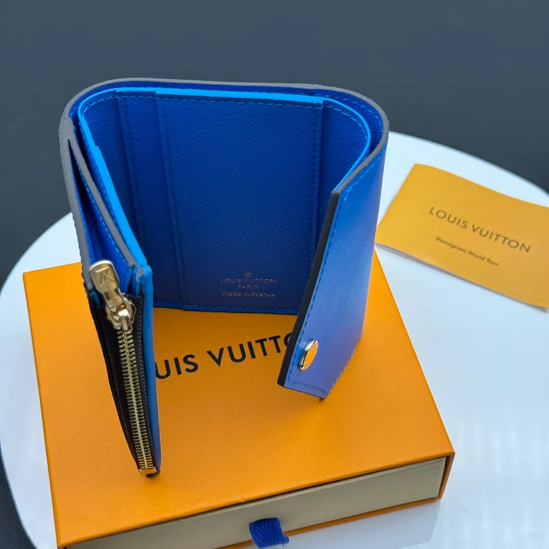 💰130 💎Upgraded original version🇫🇷 ZOÉ Wallet The Zoé wallet combines Damier Azur canvas and pastel leather to outline an envelope-like structure. The flip cover is decorated with gold Louis Vuitton snaps to welcome the coolness of summer. The compact design hides ample space, making it easy to store coins, banknotes and bank cards. It can also be placed in a pocket, handbag or clutch. Model: M60168 Dimensions: 9.5 x 7.5 x 3.0 cm (length x height x width).