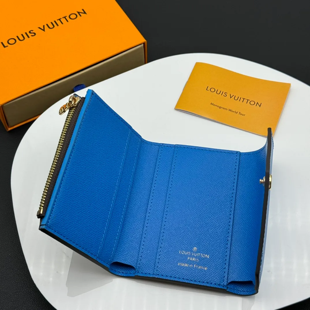 💰130 💎Upgraded original version🇫🇷 ZOÉ Wallet The Zoé wallet combines Damier Azur canvas and pastel leather to outline an envelope-like structure. The flip cover is decorated with gold Louis Vuitton snaps to welcome the coolness of summer. The compact design hides ample space, making it easy to store coins, banknotes and bank cards. It can also be placed in a pocket, handbag or clutch. Model: M60168 Dimensions: 9.5 x 7.5 x 3.0 cm (length x height x width).
