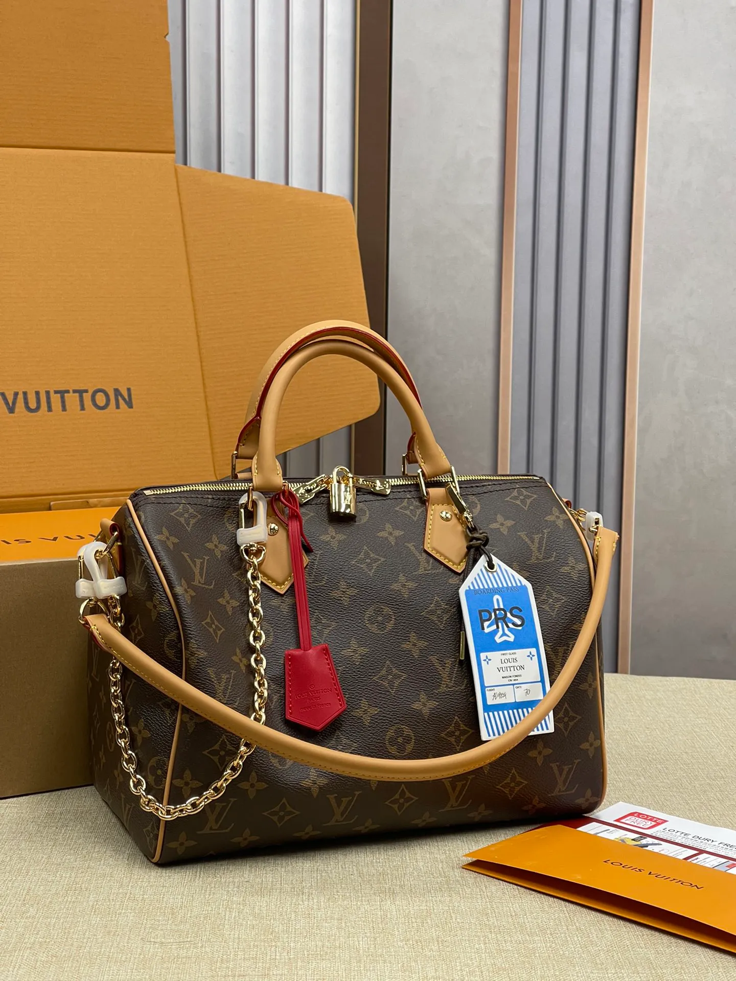 [Upgraded version] P580¥ Upgraded version·High quality·With gift box packaging🎁New pillow at the counter🌼Model M11945🔥Speedy Soft 30 Crafty handbag accompanies the journey with comfort. The Monogram coated canvas brings a soft texture, the leather lining and key bag are integrated with eye-catching touches, and the boarding pass and hard case decoration highlight the playfulness. An interior zippered pocket keeps your passport and other important items secure, and the Toron handle adds a gorgeous touch. 21 x 17 x 30 cm (height x width x length)