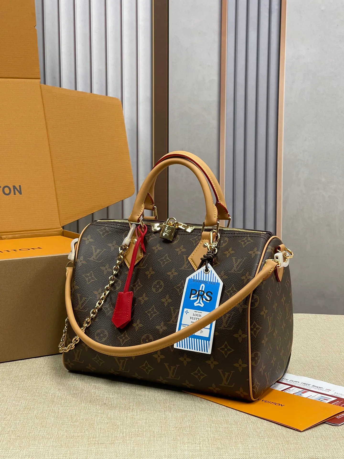 [Upgraded version] P580¥ Upgraded version·High quality·With gift box packaging🎁New pillow at the counter🌼Model M11945🔥Speedy Soft 30 Crafty handbag accompanies the journey with comfort. The Monogram coated canvas brings a soft texture, the leather lining and key bag are integrated with eye-catching touches, and the boarding pass and hard case decoration highlight the playfulness. An interior zippered pocket keeps your passport and other important items secure, and the Toron handle adds a gorgeous touch. 21 x 17 x 30 cm (height x width x length)