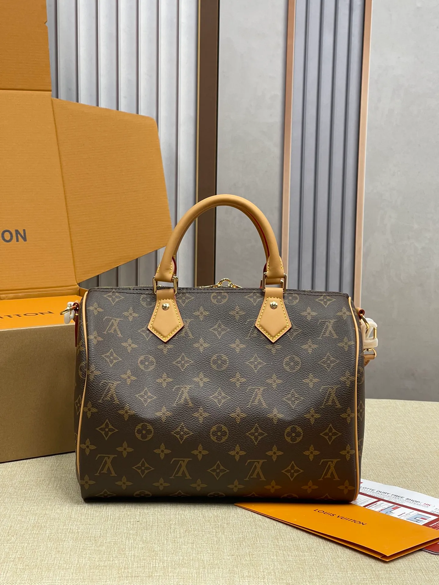 [Upgraded version] P580¥ Upgraded version·High quality·With gift box packaging🎁New pillow at the counter🌼Model M11945🔥Speedy Soft 30 Crafty handbag accompanies the journey with comfort. The Monogram coated canvas brings a soft texture, the leather lining and key bag are integrated with eye-catching touches, and the boarding pass and hard case decoration highlight the playfulness. An interior zippered pocket keeps your passport and other important items secure, and the Toron handle adds a gorgeous touch. 21 x 17 x 30 cm (height x width x length)