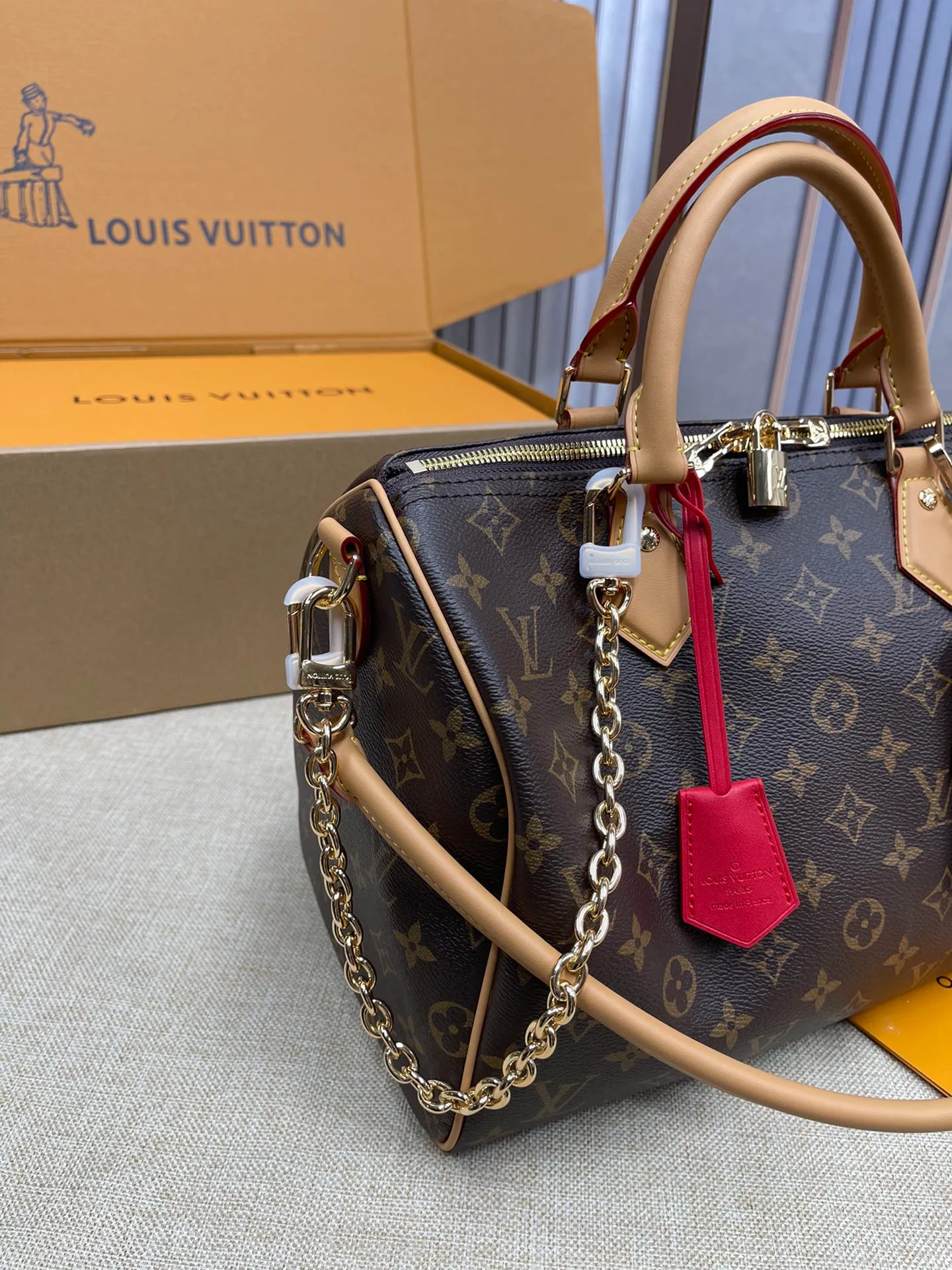 [Upgraded version] P580¥ Upgraded version·High quality·With gift box packaging🎁New pillow at the counter🌼Model M11945🔥Speedy Soft 30 Crafty handbag accompanies the journey with comfort. The Monogram coated canvas brings a soft texture, the leather lining and key bag are integrated with eye-catching touches, and the boarding pass and hard case decoration highlight the playfulness. An interior zippered pocket keeps your passport and other important items secure, and the Toron handle adds a gorgeous touch. 21 x 17 x 30 cm (height x width x length)