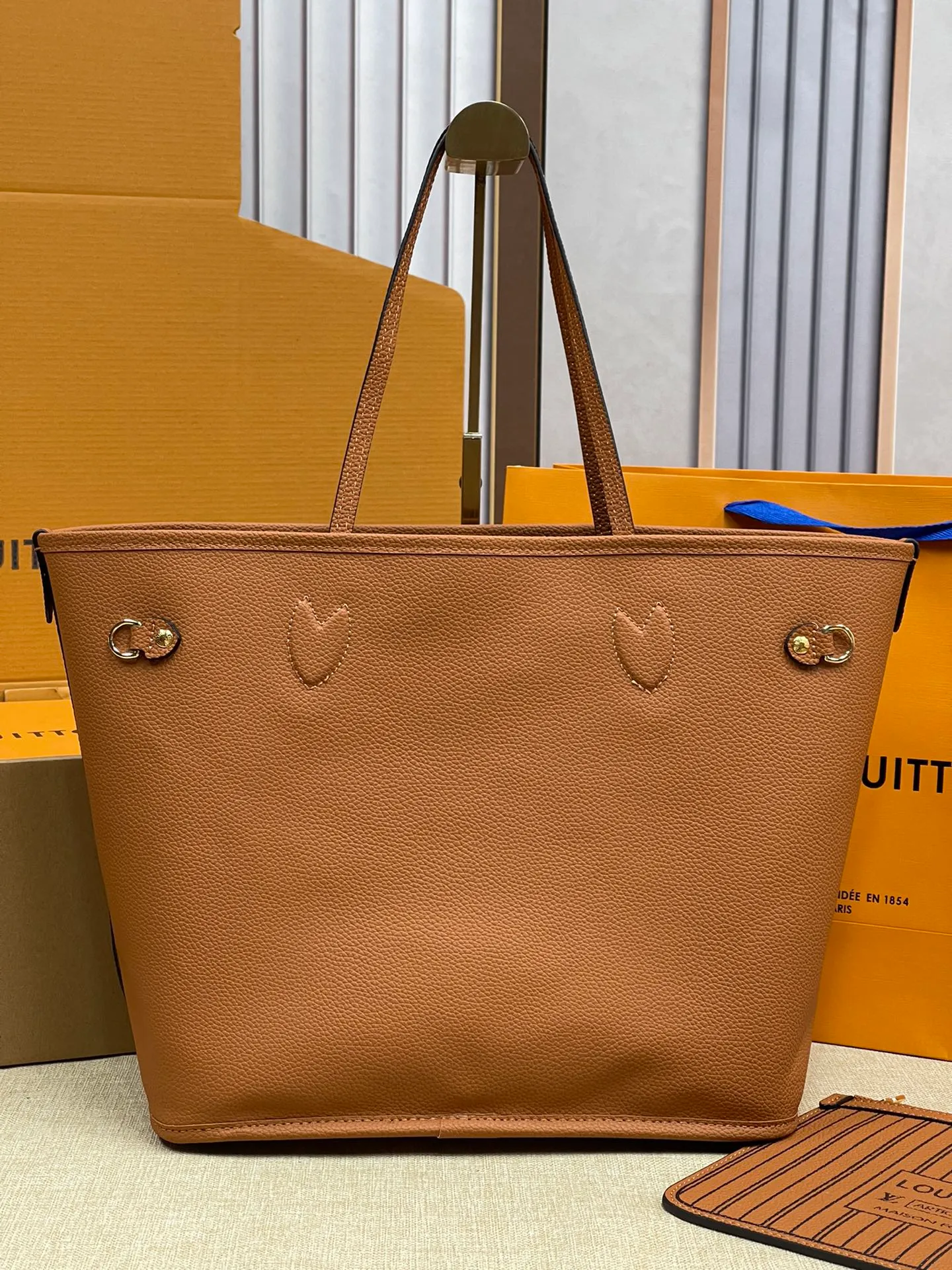 [Upgraded version] P560¥🌻New model synchronized at the counter, new double-sided shopping bag·upgraded version·high quality·with gift box🎁packaging. Model M12061. The Neverfull Bandoulière Inside Out BB bag is a reversible version of the classic design this season, with signature Monogram canvas and grained leather decorating the front and back. The removable zipper bag can be used alone or hung externally. The detachable shoulder strap makes it easy to wear cross-body, and the dazzling metal hardware adds a sophisticated detail. Size 31*28*14