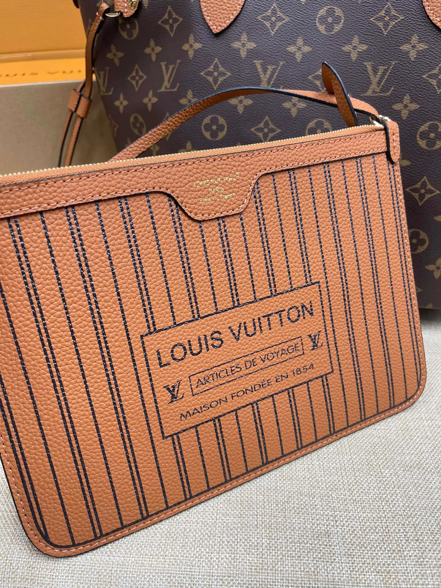 [Upgraded version] P560¥🌻New model synchronized at the counter, new double-sided shopping bag·upgraded version·high quality·with gift box🎁packaging. Model M12061. The Neverfull Bandoulière Inside Out BB bag is a reversible version of the classic design this season, with signature Monogram canvas and grained leather decorating the front and back. The removable zipper bag can be used alone or hung externally. The detachable shoulder strap makes it easy to wear cross-body, and the dazzling metal hardware adds a sophisticated detail. Size 31*28*14