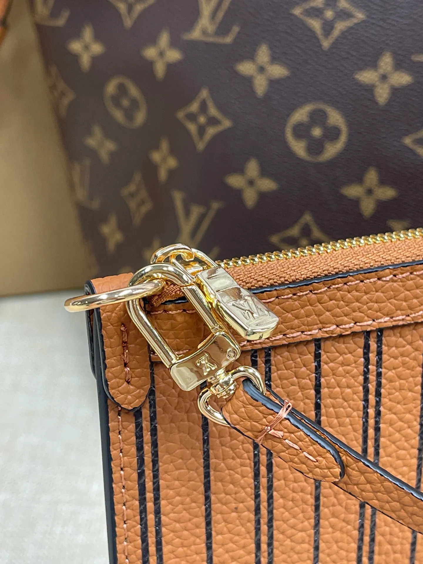[Upgraded version] P560¥🌻New model synchronized at the counter, new double-sided shopping bag·upgraded version·high quality·with gift box🎁packaging. Model M12061. The Neverfull Bandoulière Inside Out BB bag is a reversible version of the classic design this season, with signature Monogram canvas and grained leather decorating the front and back. The removable zipper bag can be used alone or hung externally. The detachable shoulder strap makes it easy to wear cross-body, and the dazzling metal hardware adds a sophisticated detail. Size 31*28*14